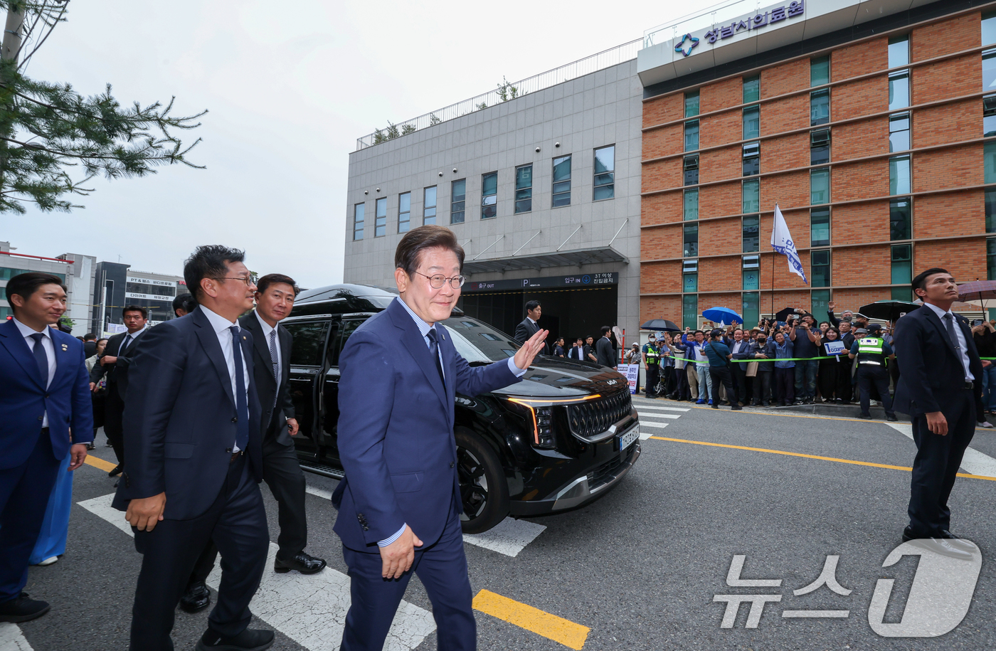 (성남=뉴스1) 안은나 기자 = 이재명 더불어민주당 대통령 후보가 제21대 대통령선거를 하루 앞둔 2일 오후 기자회견을 위해 경기 성남시의료원 앞에 위치한 주민교회에 도착해 인사하 …