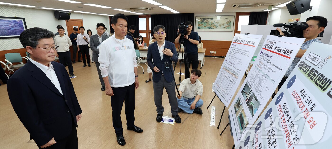 본문 이미지 - 오세훈 서울시장이 2일 오후 서울 중구 필동주민센터를 찾아 본투표소 설치 현황 점검을 하고 있다. &#40;공동취재&#41; 2025.6.1/뉴스1 ⓒ News1 신웅수 기자