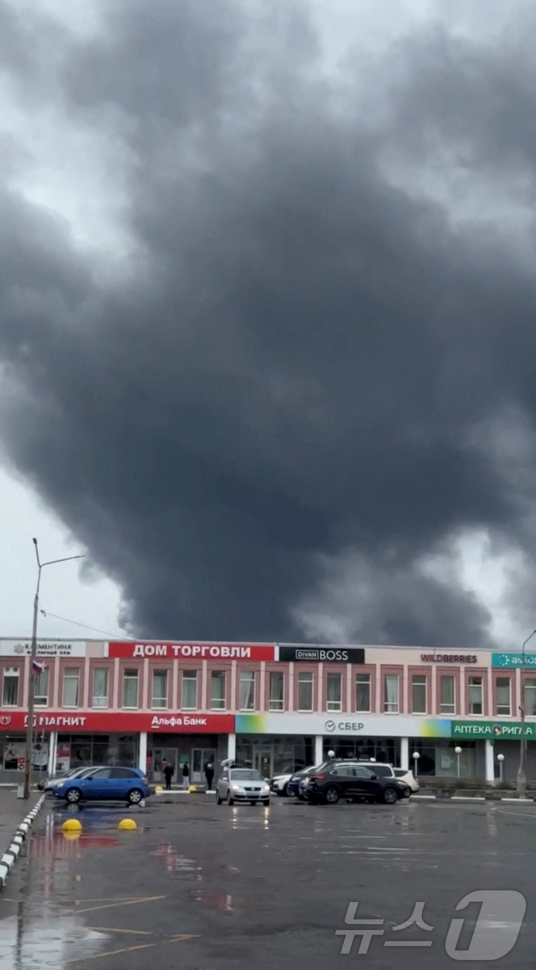 (무르만스크 로이터=뉴스1) 권영미 기자 = 우크라이나가 1일(현지시간) 러시아의 공군기지 네 곳을 드론으로 타격했다. 우크라이나는 러시아 영토 내에 드론을 몰래 들여놓았다가 발진 …