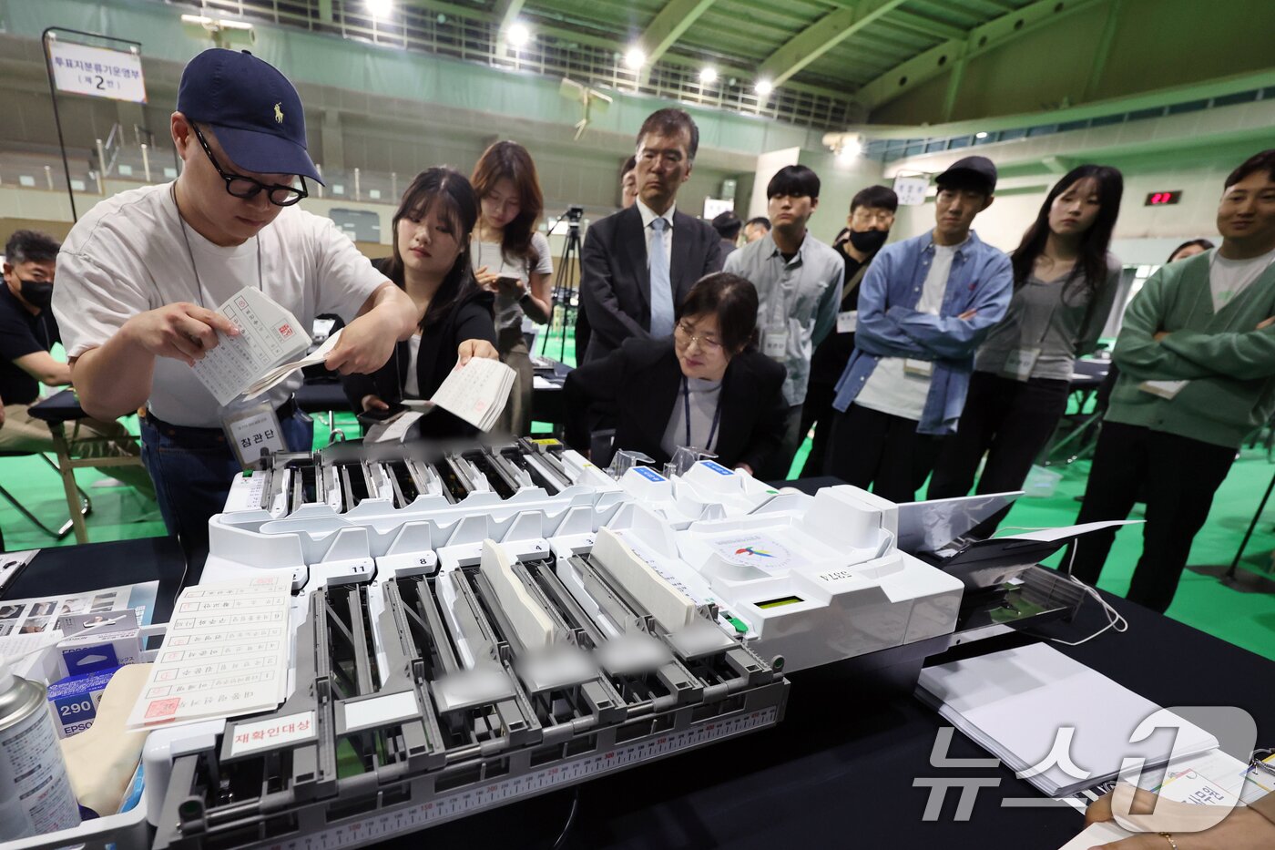 본문 이미지 - 공정선거참관단이 2일 오후 서울 강북구 강북웰빙스포츠센터에 마련된 개표소에서 투표지분류기 모의시험을 살펴보고 있다. 2025.6.2/뉴스1 ⓒ News1 황기선 기자