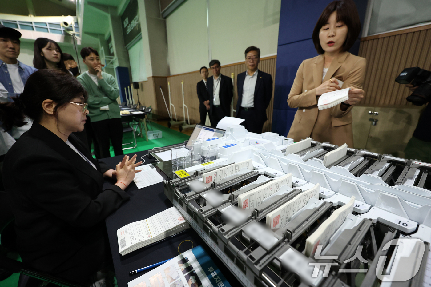 (서울=뉴스1) 황기선 기자 = 공정선거참관단이 2일 오후 서울 강북구 강북웰빙스포츠센터에 마련된 개표소에서 투표지분류기 모의시험을 살펴보고 있다.  2025.6.2/뉴스1