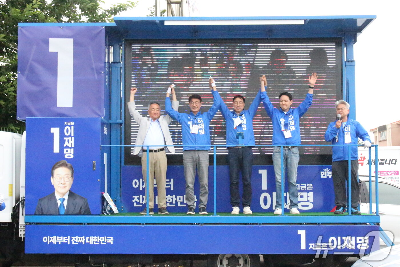 본문 이미지 - 제21대 대통령 선거를 하루 앞둔 2일 오후 제주시민속오일시장에서 &#40;왼쪽부터&#41; 송재호 전 국회의원, 문대림 국회의원, 위성곤 국회의원, 김한규 국회의원, 강철남 제주도의회 의원이 유세를 하고 있다.&#40;더불어민주당 제주도당 제공, 재판매 및 DB 금지&#41;