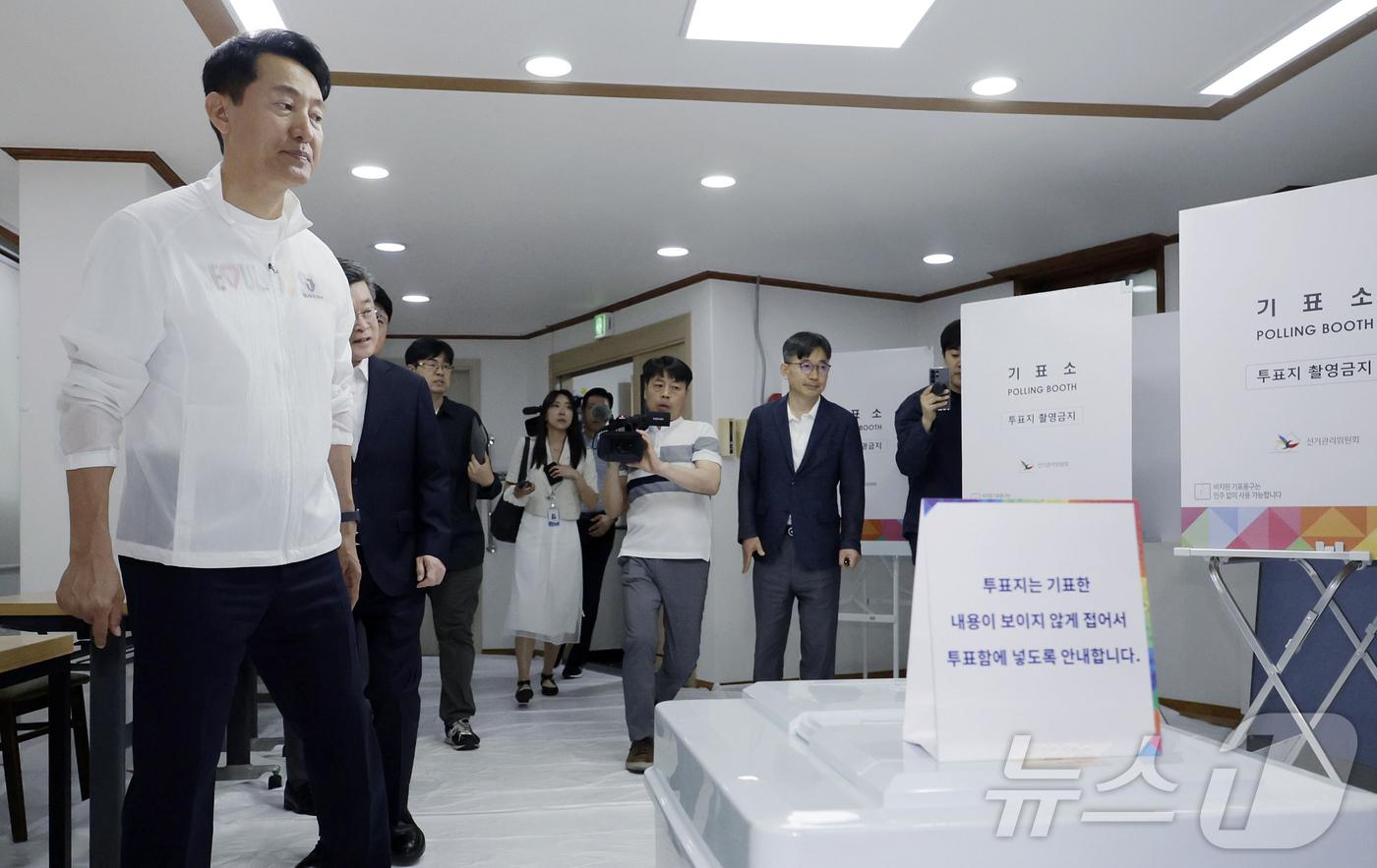 (서울=뉴스1) 신웅수 기자 = 오세훈 서울시장이 2일 서울 중구 구립 필동 경로당에 마련된 제21대 대통령선거 투표소를 방문해 이동약자 투표 편의시설 점검을 하고 있다. (공동취 …
