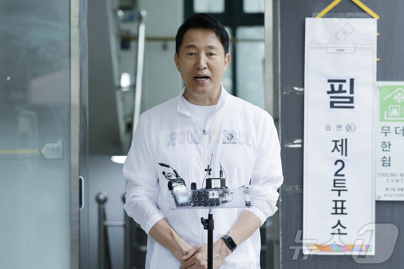 (서울=뉴스1) 신웅수 기자 = 오세훈 서울시장이 2일 서울 중구 구립 필동 경로당에 마련된 제21대 대통령선거 투표소를 방문해 이동약자 투표 편의시설 점검을 마치고 대시민 메시지 …