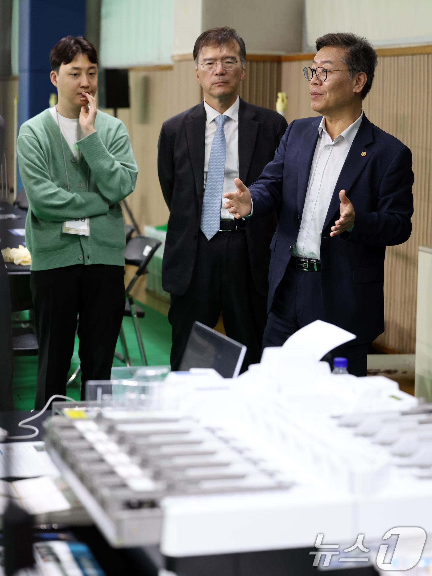 (서울=뉴스1) 황기선 기자 = 김용빈 중앙선거관리위원회 사무총장이 2일 오후 서울 강북구 강북웰빙스포츠센터에 마련된 개표소에서 공정선거참관단에게  개표 절차를 설명하고 있다. …