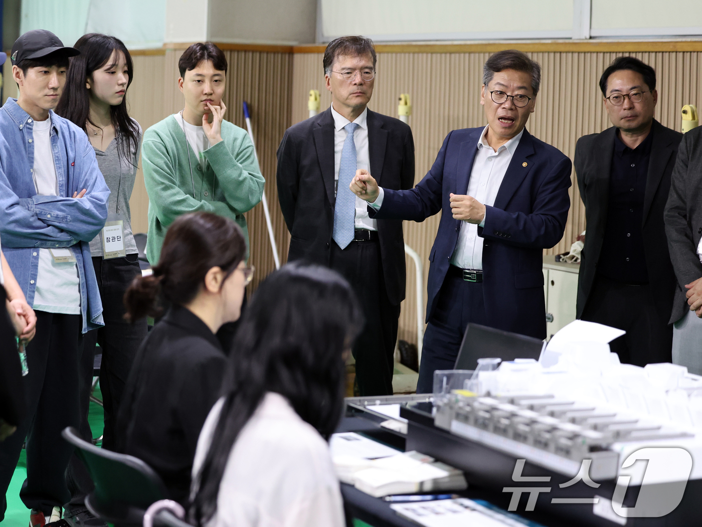 (서울=뉴스1) 황기선 기자 = 김용빈 중앙선거관리위원회 사무총장이 2일 오후 서울 강북구 강북웰빙스포츠센터에 마련된 개표소에서 공정선거참관단에게  개표 절차를 설명하고 있다. …