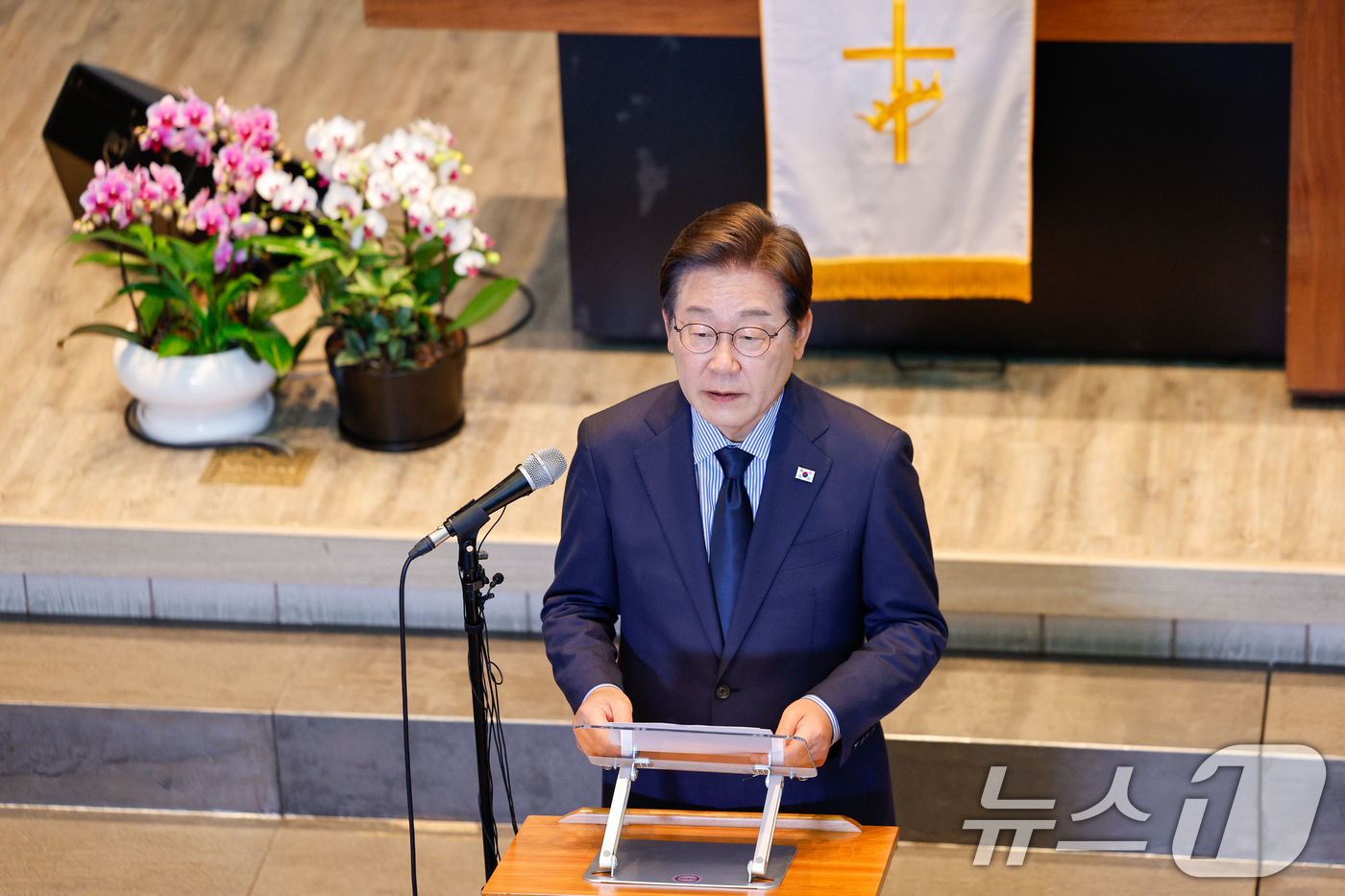 (성남=뉴스1) 안은나 기자 = 이재명 더불어민주당 대통령 후보가 제21대 대통령선거를 하루 앞둔 2일 오후 경기 성남시 주민교회에서 지지를 호소하며 마지막 대국민 기자회견을 하고 …