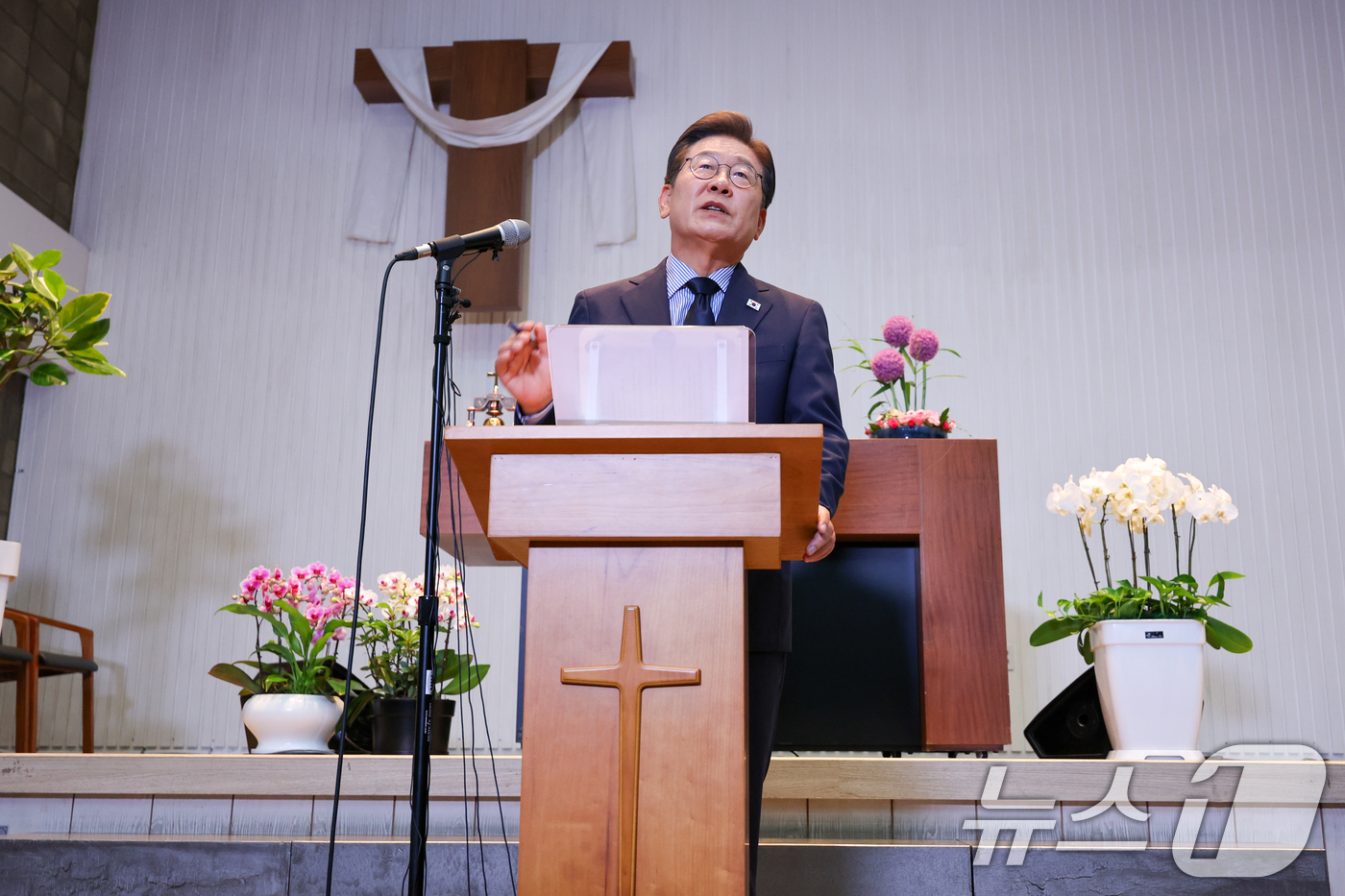 (성남=뉴스1) 안은나 기자 = 이재명 더불어민주당 대통령 후보가 제21대 대통령선거를 하루 앞둔 2일 오후 경기 성남시 주민교회에서 지지를 호소하며 마지막 대국민 기자회견을 하고 …