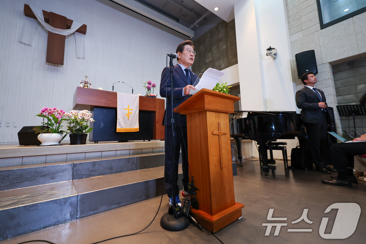 (성남=뉴스1) 안은나 기자 = 이재명 더불어민주당 대통령 후보가 제21대 대통령선거를 하루 앞둔 2일 오후 기자회견을 위해 경기 성남시 주민교회에서 기자회견을 하고 있다. 202 …