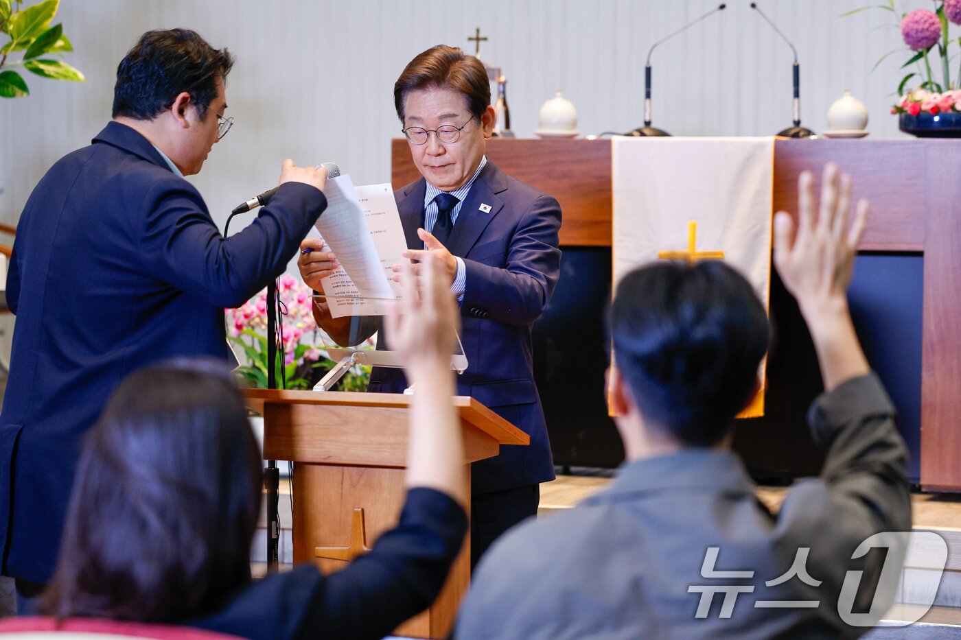 본문 이미지 - 이재명 더불어민주당 대통령 후보가 제21대 대통령선거를 하루 앞둔 2일 오후 경기 성남시 주민교회에서 지지를 호소하며 마지막 대국민 기자회견문을 낭독한 뒤 질문을 받고 있다. 2025.6.2/뉴스1 ⓒ News1 안은나 기자