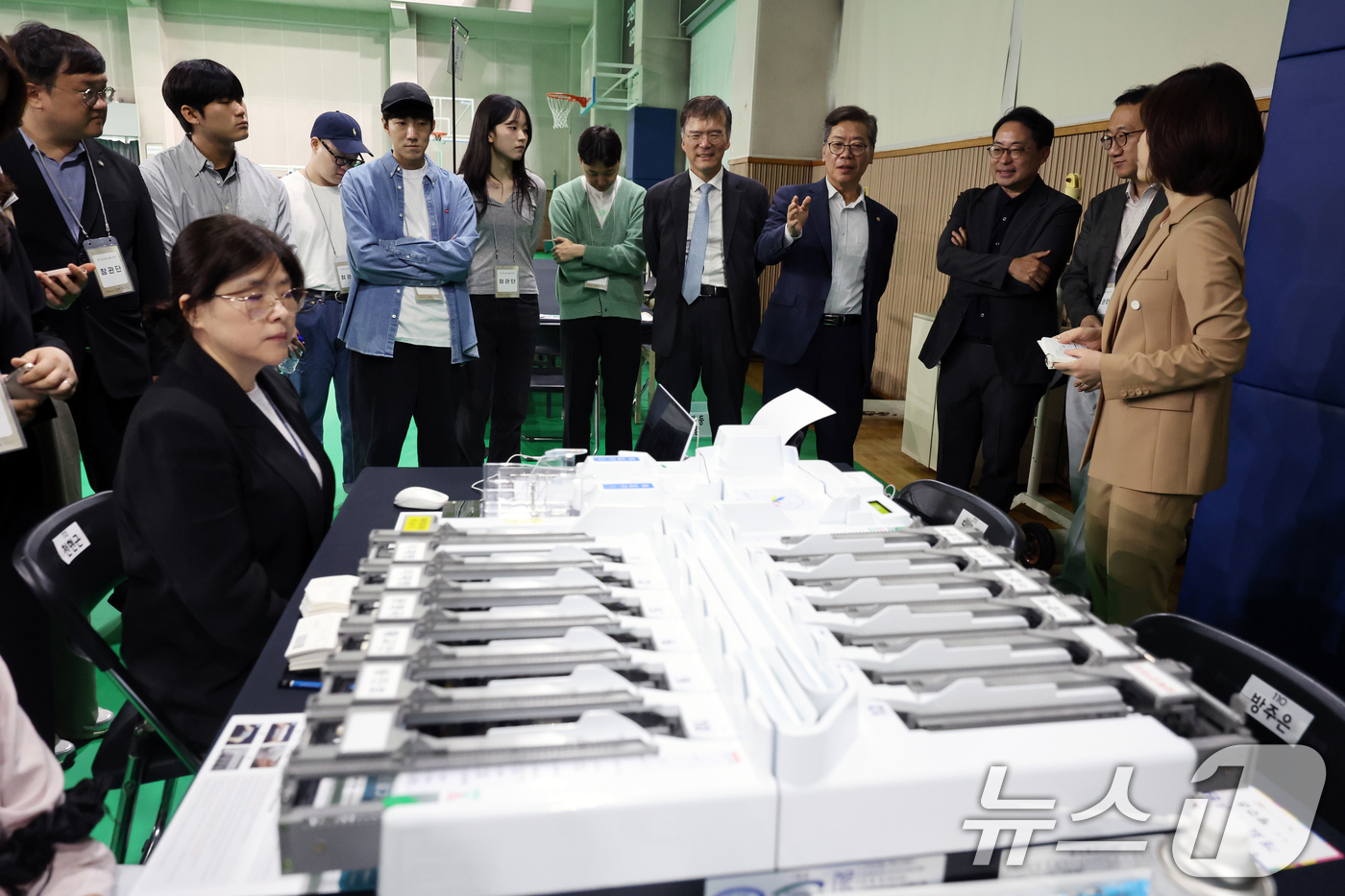 (서울=뉴스1) 황기선 기자 = 김용빈 중앙선거관리위원회 사무총장이 2일 오후 서울 강북구 강북웰빙스포츠센터에 마련된 개표소에서 공정선거참관단에게  개표 절차를 설명하고 있다. …