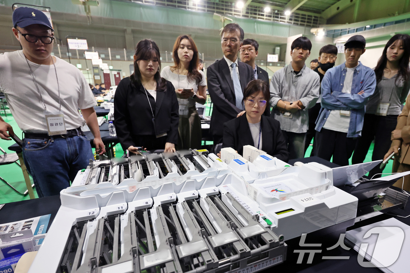 (서울=뉴스1) 황기선 기자 = 공정선거참관단이 2일 오후 서울 강북구 강북웰빙스포츠센터에 마련된 개표소에서 투표지분류기 모의시험을 살펴보고 있다.  2025.6.2/뉴스1