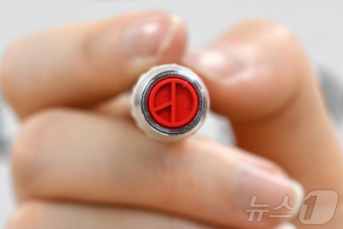 본문 이미지 - 제21대 대통령 선거 본투표를 하루 앞둔 2일 서울 용산구 청파로 청파도서관·청파동자치회관 별관 대강당에 마련된 청파동 제1투표소에서 관계자가 기표용구를 들어 보이고 있다. &#40;공동취재&#41; 2025.6.2/뉴스1 ⓒ News1 박정호 기자