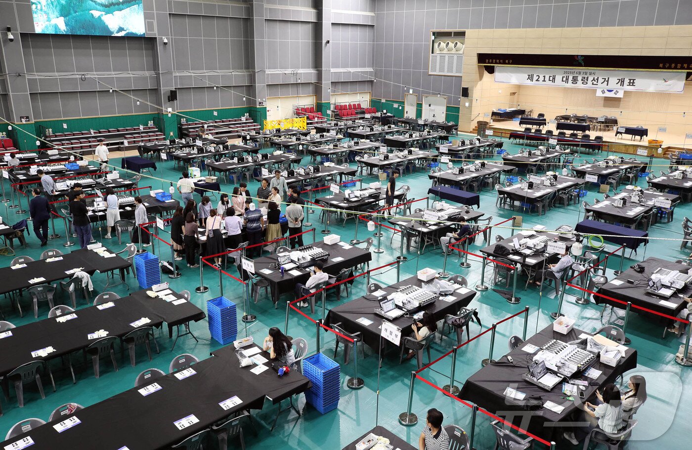 본문 이미지 - 제21대 대통령 선거를 하루 앞둔 2일 광주 북구 연제동 종합체육관에 설치된 개표소에서 북구청 개표 사무원들과 관계자들이 투표지 분류기 모의시험을 하고 있다.&#40;광주 북구 제공. 재판매 및 DB 금지&#41; 2025.6.2/뉴스1 ⓒ News1 박지현 기자