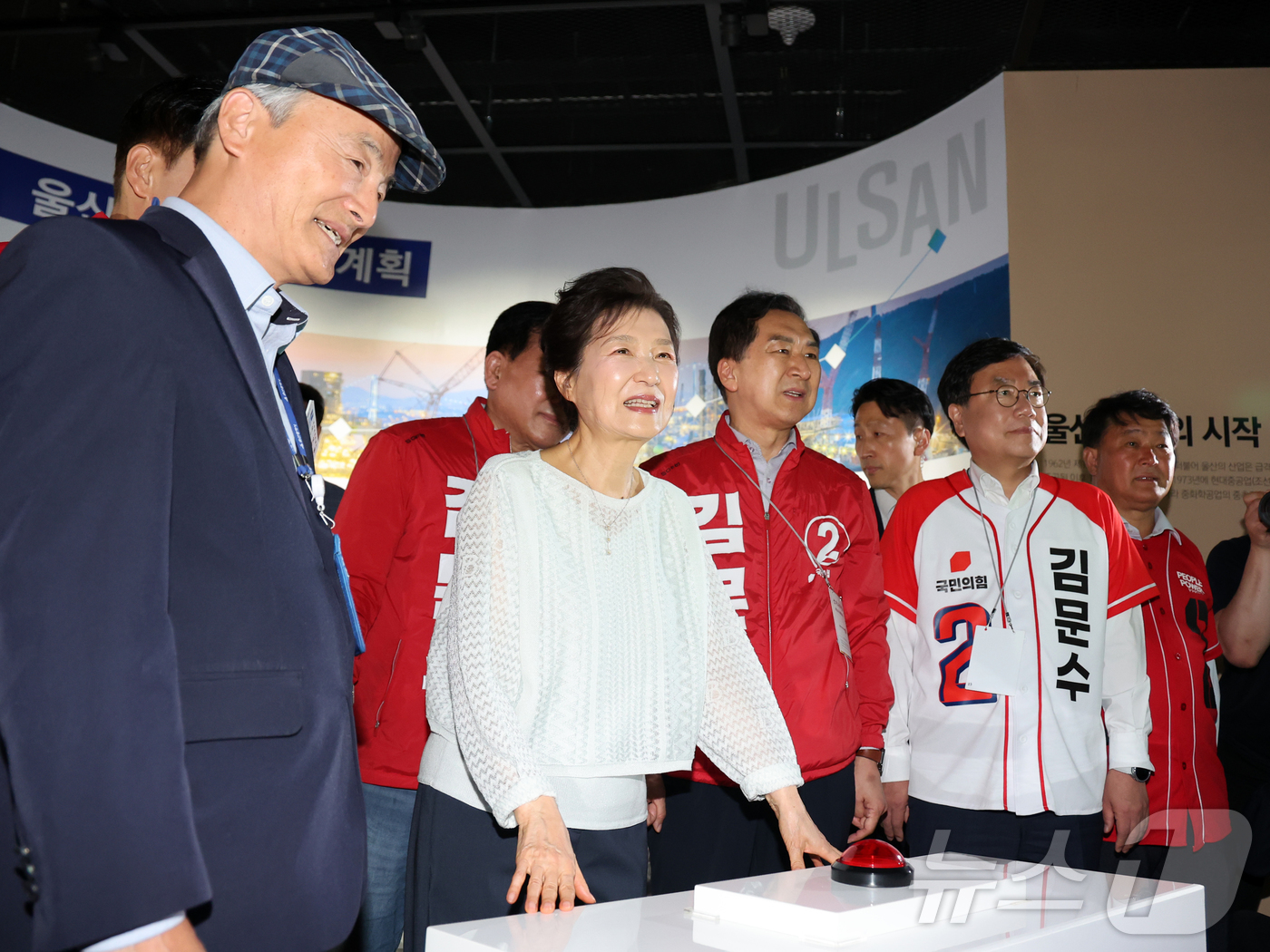 (울산=뉴스1) 김지혜 기자 = 박근혜 전 대통령이 2일 울산시 남구 장생포문화창고 내 울산공업센터 전시관을 방문해 당시 공업센터 기공식 영상을 보고 있다.(공동취재) 2025.6 …