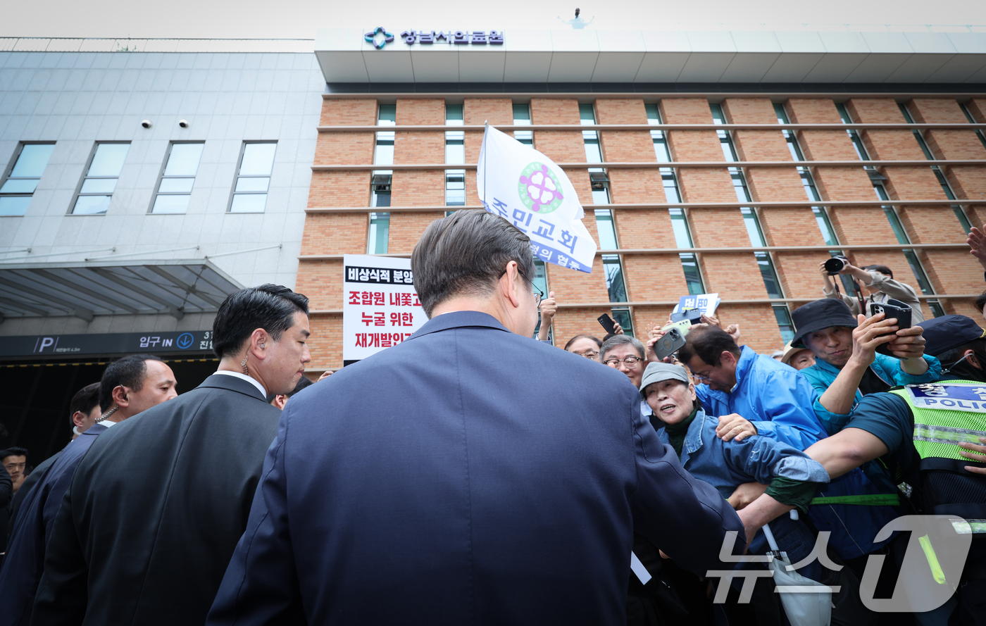 (성남=뉴스1) 안은나 기자 = 이재명 더불어민주당 대통령 후보가 제21대 대통령선거를 하루 앞둔 2일 오후 경기 성남시 주민교회에서 기자회견을 마친 뒤 성남시의료원 앞에 대기하고 …