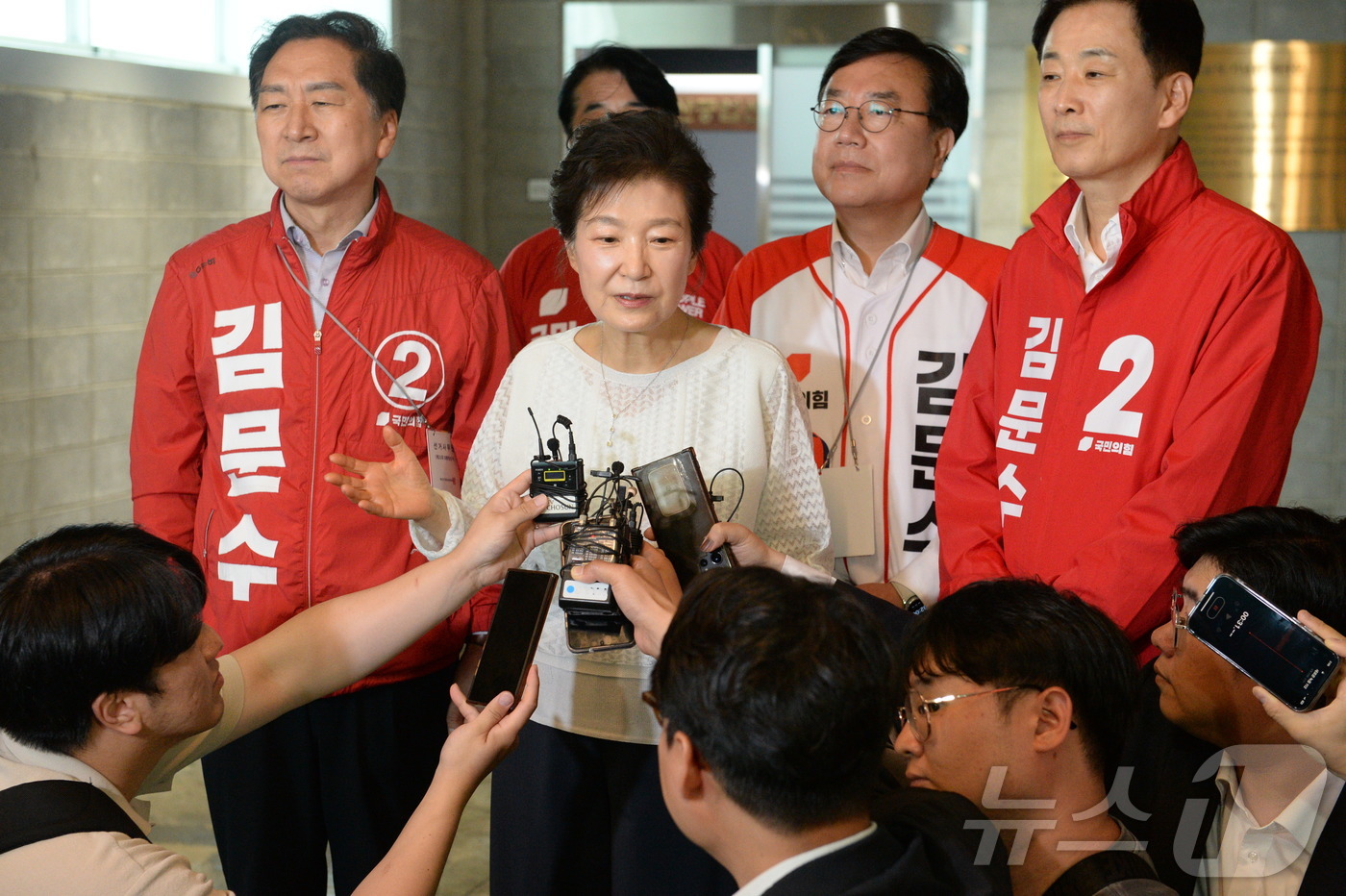 (울산=뉴스1) 김지혜 기자 = 박근혜 전 대통령이 2일 울산시 남구 장생포문화창고 내 울산공업센터 전시관을 방문해 취재진에 질문에 답하고 있다.이날 박 전 대통령은 "우리나라 발 …
