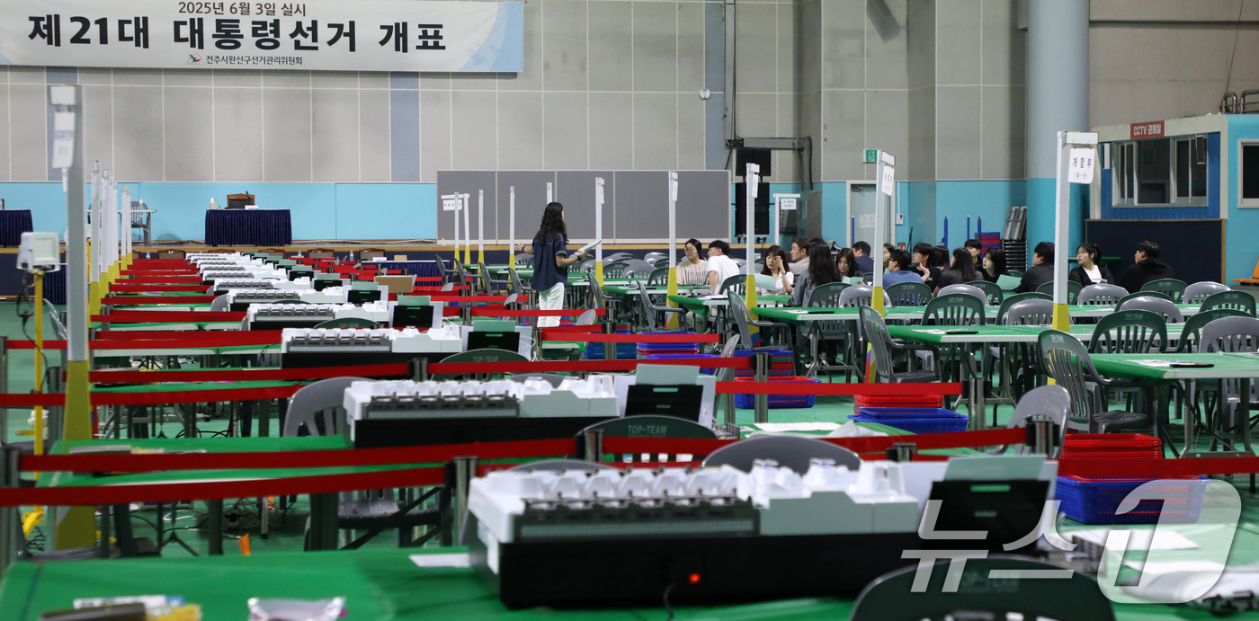 (전주=뉴스1) 유경석 기자 = 제21대 대통령 선거를 하루 앞둔 2일 전북 전주시 화산체육관에 마련된 개표소에서 선관위 직원이 개표사무원들에게 개표 과정 교육을 하고 있다. 20 …