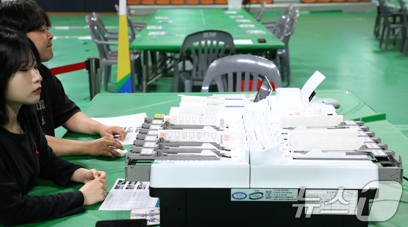 (전주=뉴스1) 유경석 기자 = 제21대 대통령 선거를 하루 앞둔 2일 전북 전주시 화산체육관에 마련된 개표소에서 선관위 직원들과 개표사무원들이 투표지 분류기 점검을 하고 있다. …