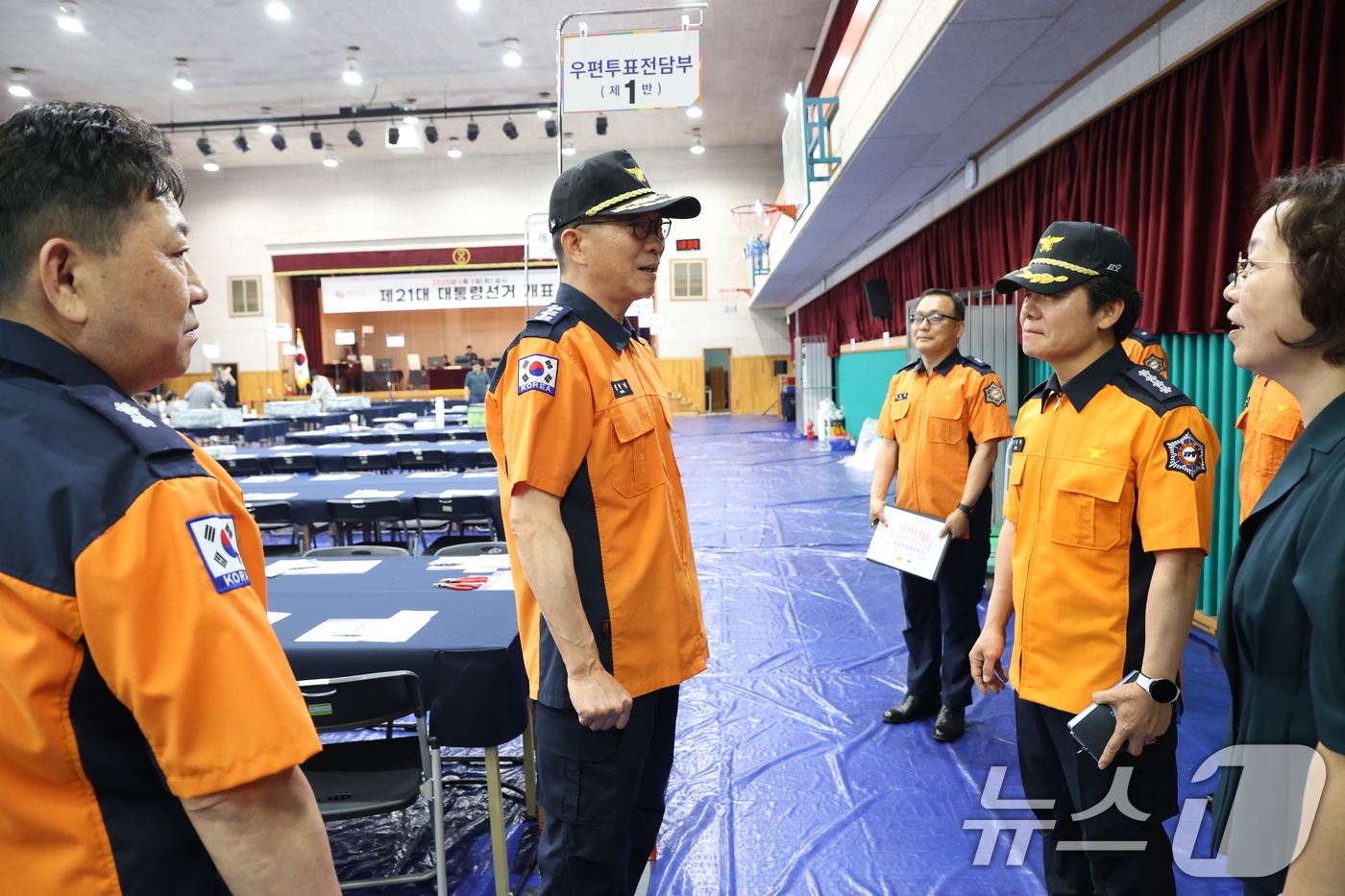 (서울=뉴스1) = 권혁민 서울소방재난본부장이 2일 서울 성동구 소재 무학여고 체육관에 마련된 제21대 대통령 선거 개표소를 방문해 현장 안전점검을 실시하고 있다. (서울소방재난본 …
