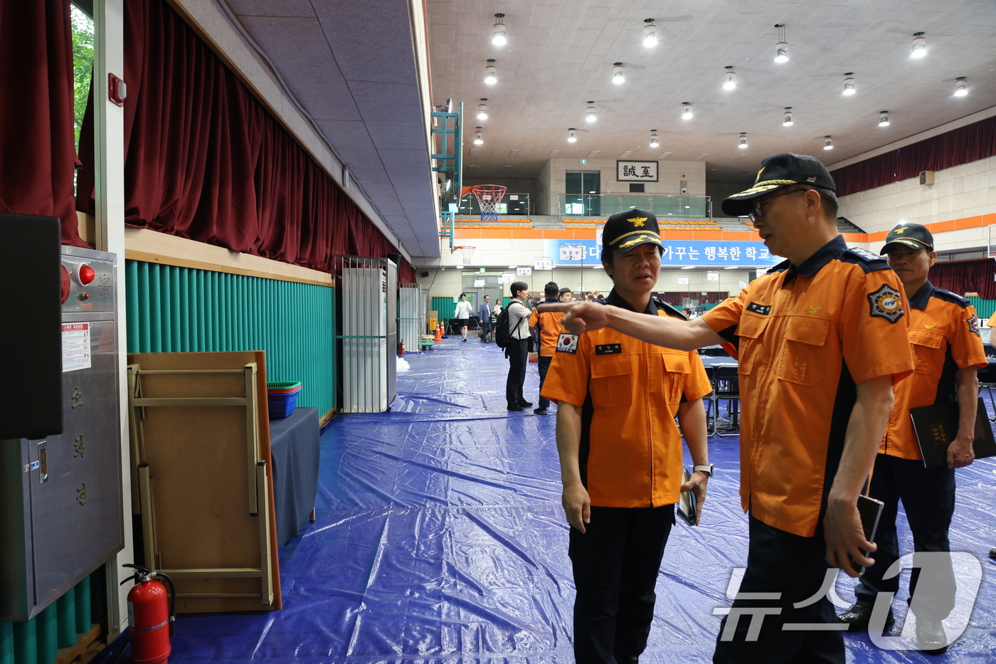 (서울=뉴스1) = 권혁민 서울소방재난본부장이 2일 서울 성동구 소재 무학여고 체육관에 마련된 제21대 대통령 선거 개표소를 방문해 현장 안전점검을 실시하고 있다. (서울소방재난본 …