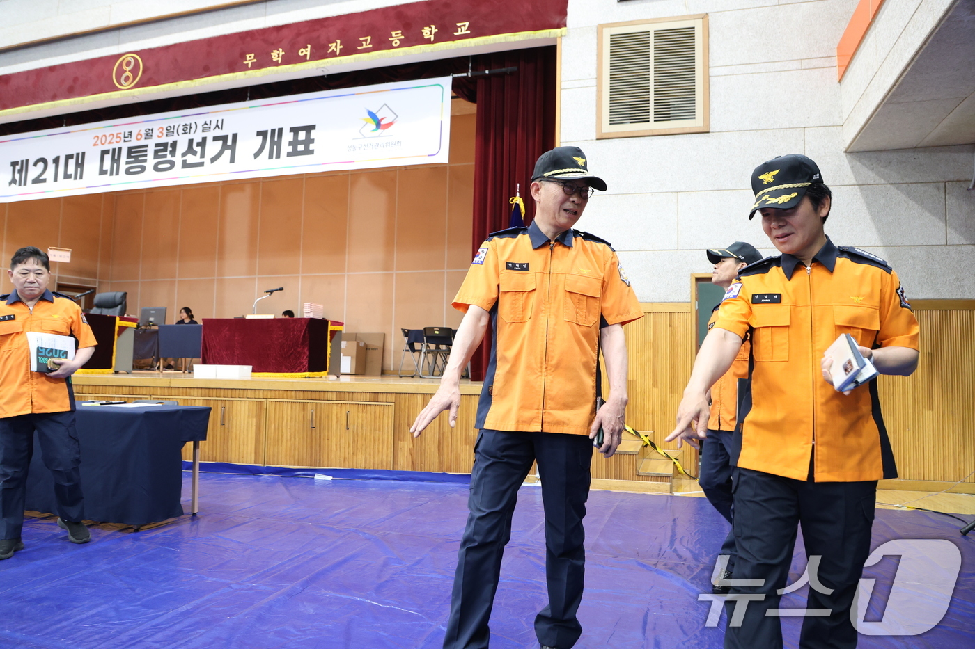 (서울=뉴스1) = 권혁민 서울소방재난본부장이 2일 서울 성동구 소재 무학여고 체육관에 마련된 제21대 대통령 선거 개표소를 방문해 현장 안전점검을 실시하고 있다. (서울소방재난본 …