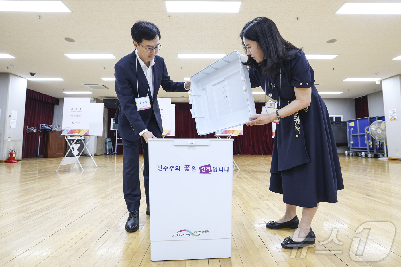 (서울=뉴스1) 박정호 기자 = 오민석 서울특별시선거관리위원회 위원장이 제21대 대통령 선거 본투표를 하루 앞둔 2일 서울 용산구 청파로 청파도서관·청파동자치회관 별관 대강당에 마 …