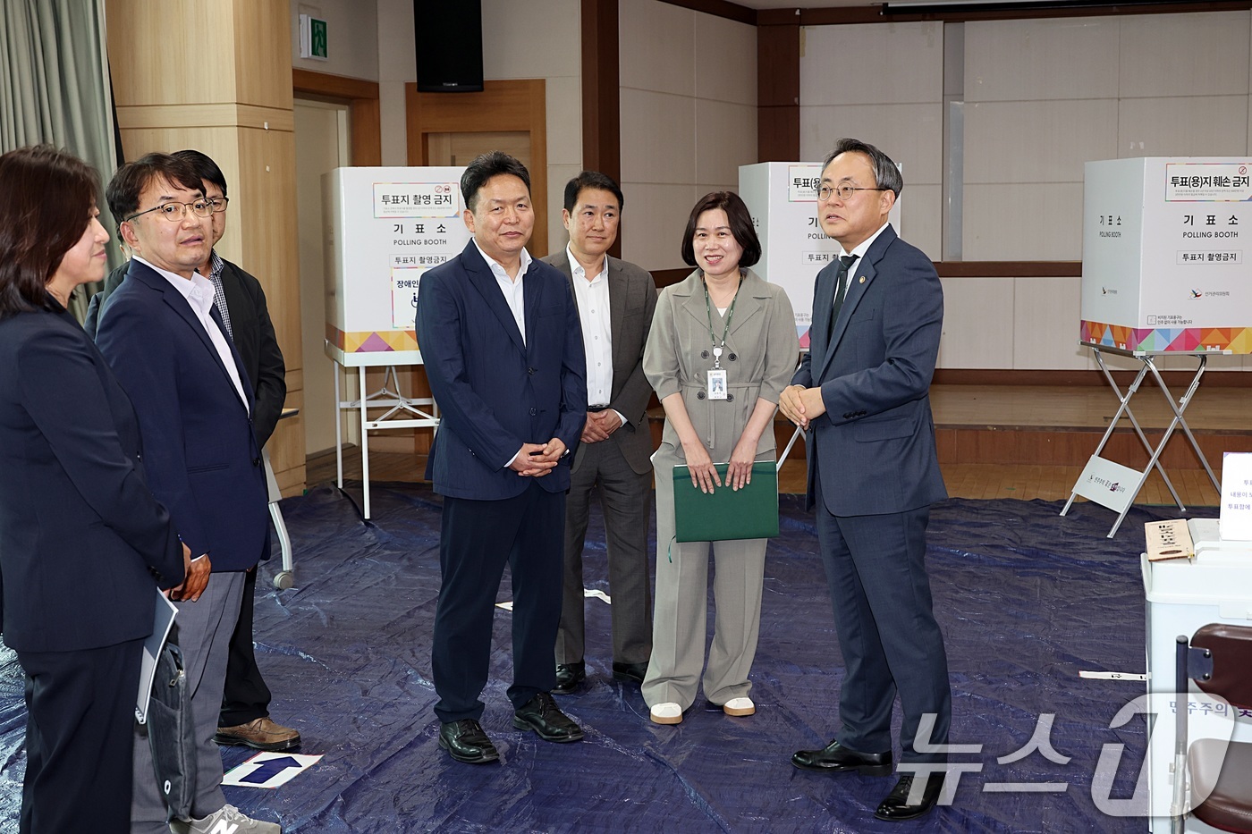 (서울=뉴스1) = 고기동 행정안전부 장관 직무대행이 2일 충북 청주 복대 제1동 제1투표소를 방문해 제21대 대선 투표 준비상황 등 현장을 점검하고 있다. (행정안전부 제공. 재 …