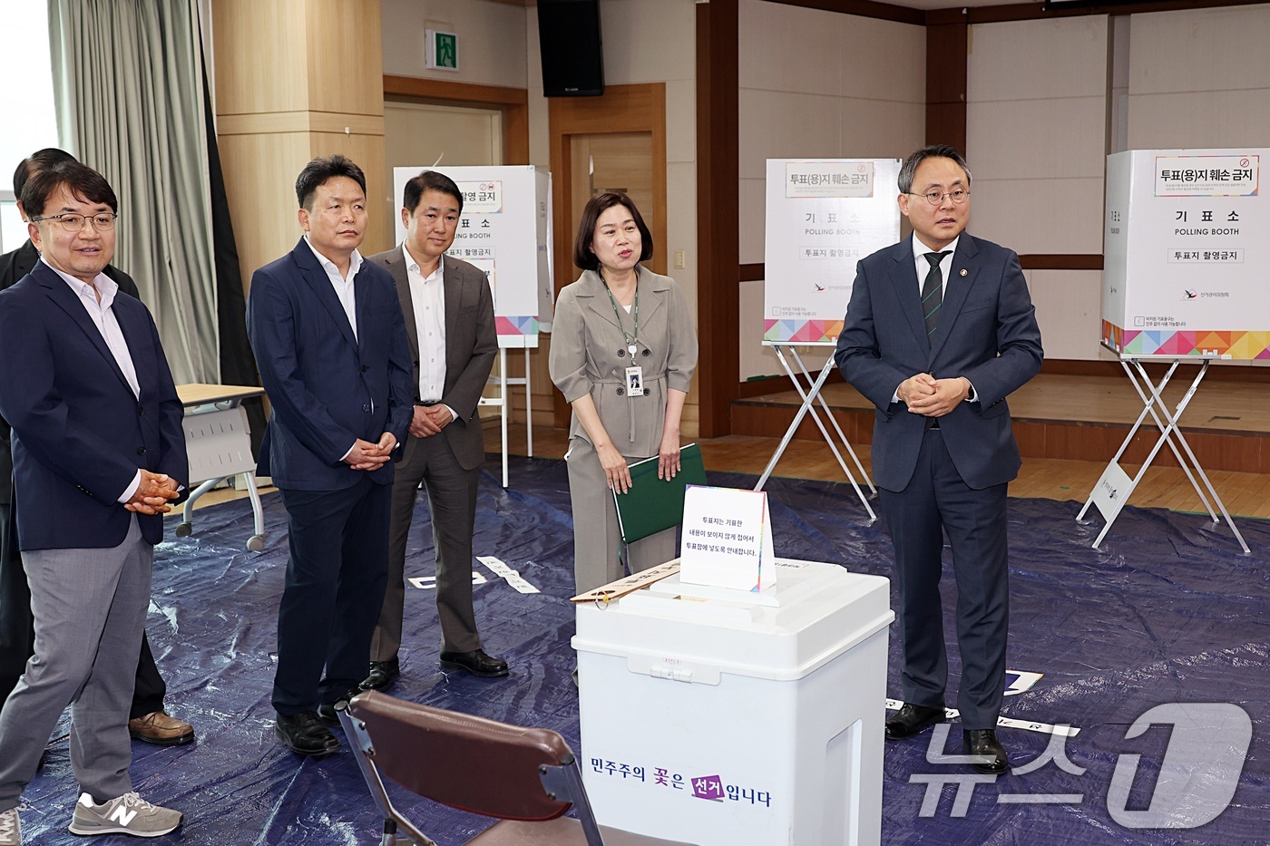 (서울=뉴스1) = 고기동 행정안전부 장관 직무대행이 2일 충북 청주 복대 제1동 제1투표소를 방문해 제21대 대선 투표 준비상황 등 현장을 점검하고 있다. (행정안전부 제공. 재 …