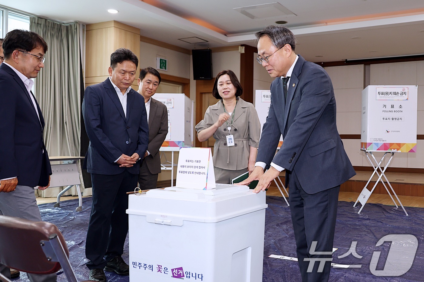 (서울=뉴스1) = 고기동 행정안전부 장관 직무대행이 2일 충북 청주 복대 제1동 제1투표소를 방문해 제21대 대선 투표 준비상황 등 현장을 점검하고 있다. (행정안전부 제공. 재 …