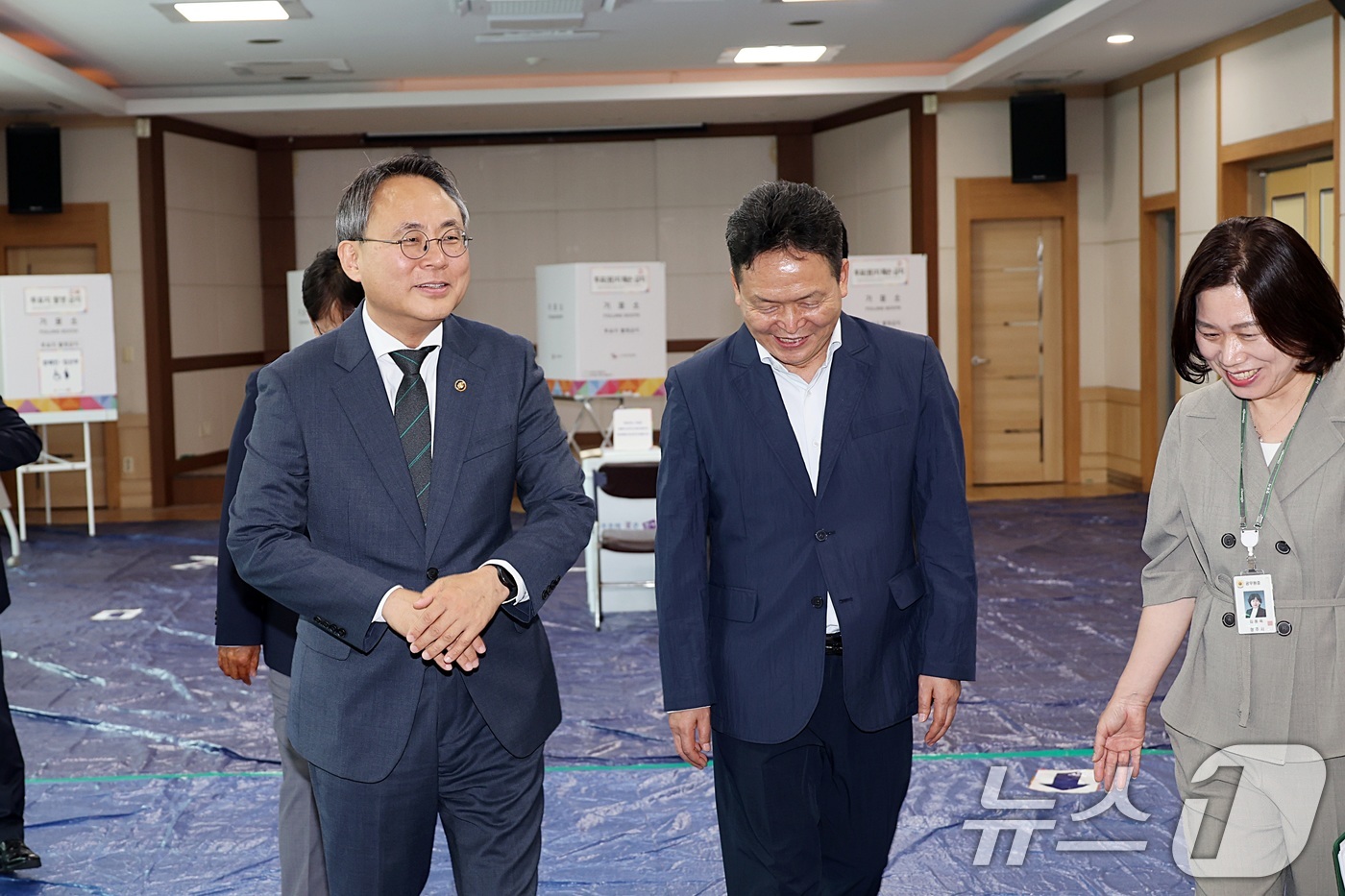 (서울=뉴스1) = 고기동 행정안전부 장관 직무대행이 2일 충북 청주 복대 제1동 제1투표소를 방문해 제21대 대선 투표 준비상황 등 현장을 점검하고 있다. (행정안전부 제공. 재 …