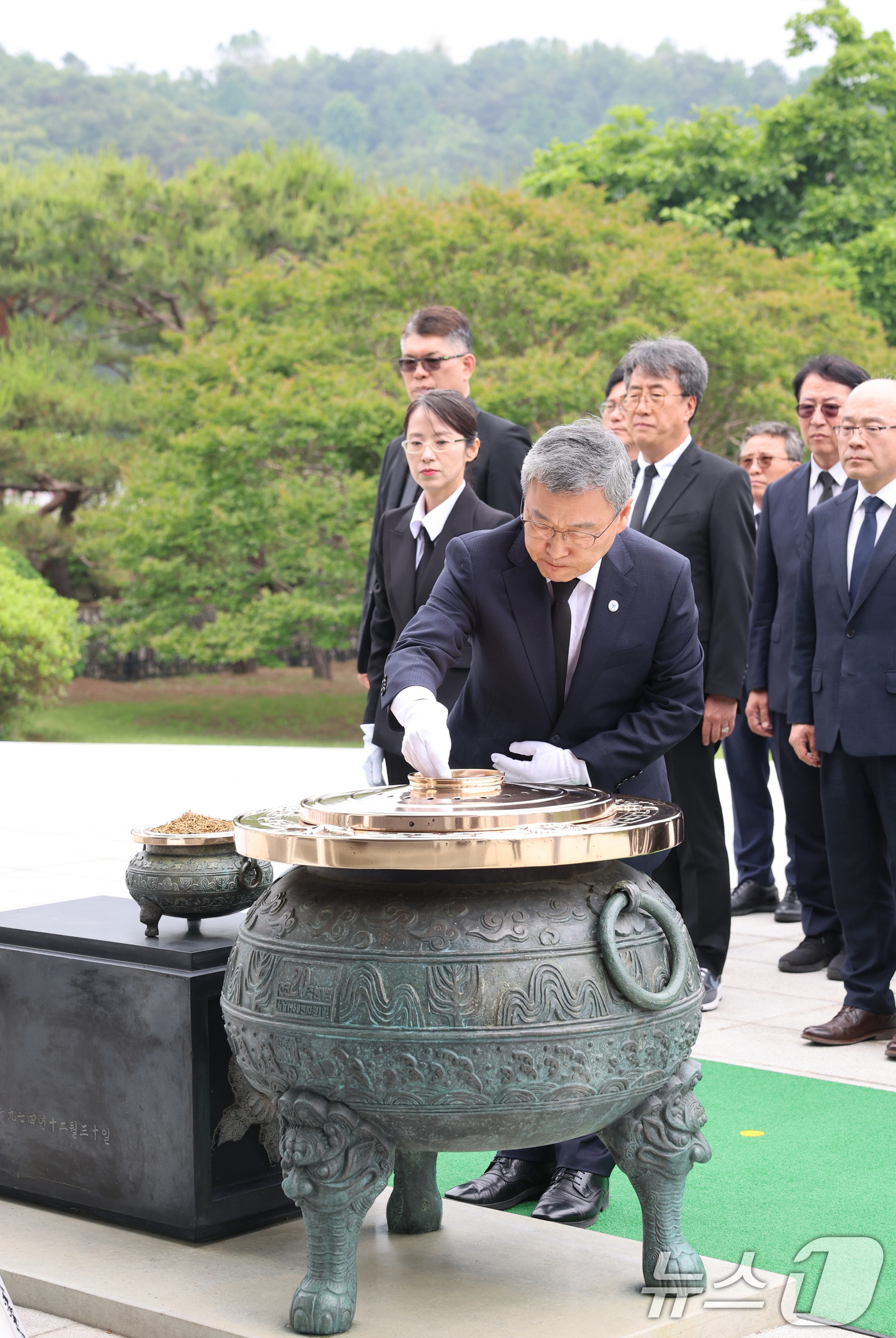 (서울=뉴스1) = 정근식 서울시교육감이 제70회 현충일을 맞아 2일 교육청 간부들과 서울 동작구 국립서울현충원을 찾아 참배하고 있다. (서울시교육청 제공. 재판매 및 DB 금지) …