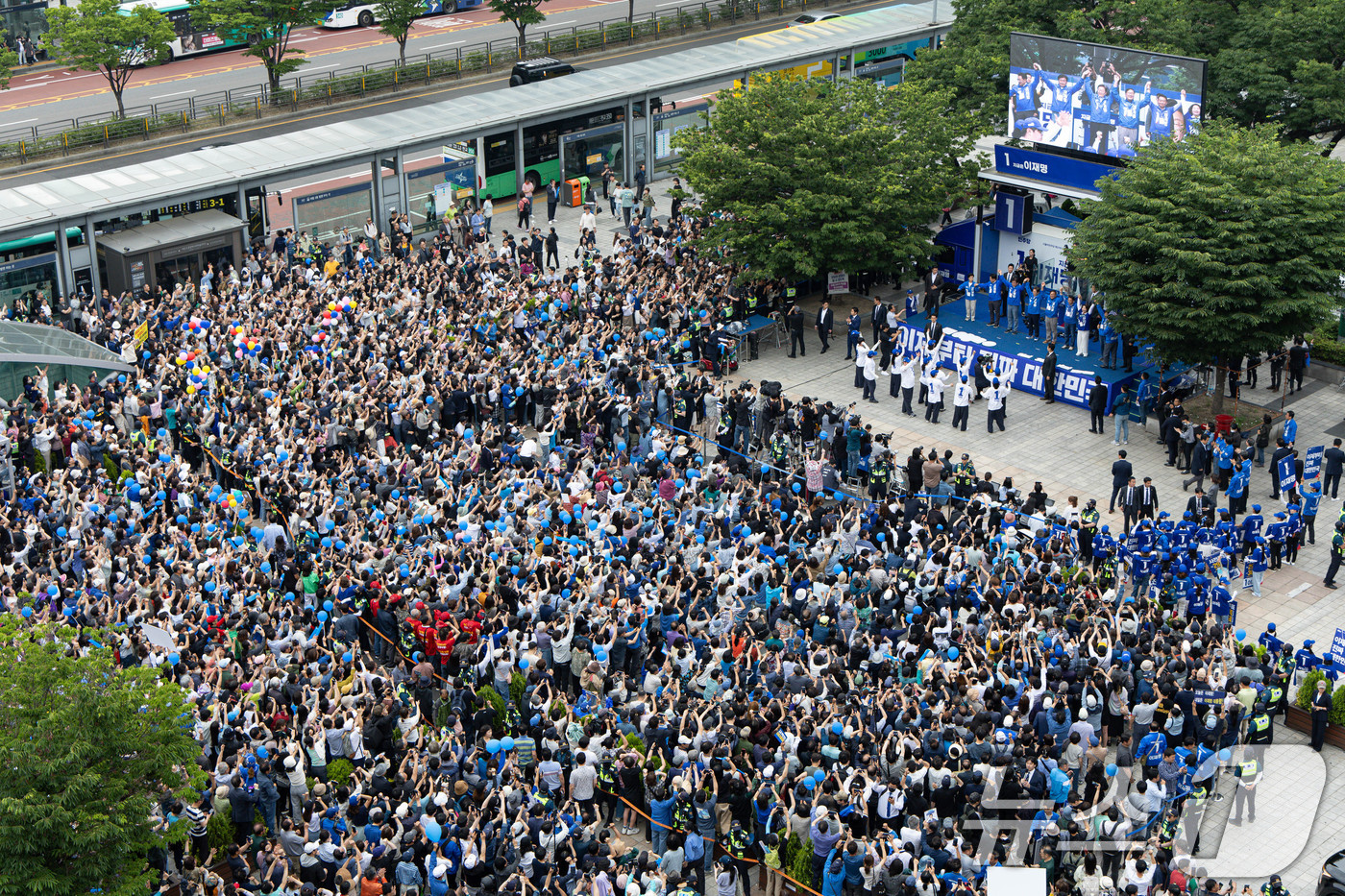 (성남=뉴스1) 이재명 기자 = 이재명 더불어민주당 대통령 후보가 2일 오후 경기도 성남시 분당구 야탑역 광장에서 시민들에게 지지를 호소하고 있다. 2025.6.2/뉴스1