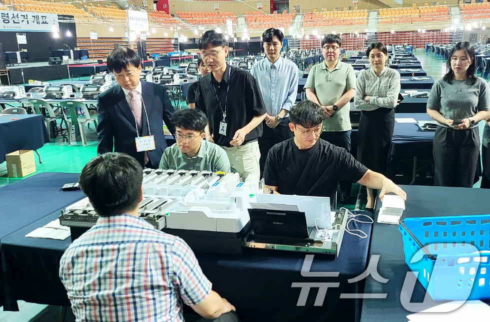 (광주=뉴스1) 박준배 기자 = 제21대 대통령 선거를 하루 앞둔 2일 장용기 광주시 선거관리위원장이 광주 광산구 광주여대 체육관 개표소에서 투표지 분류기 최종 모의시험을 점검하고 …