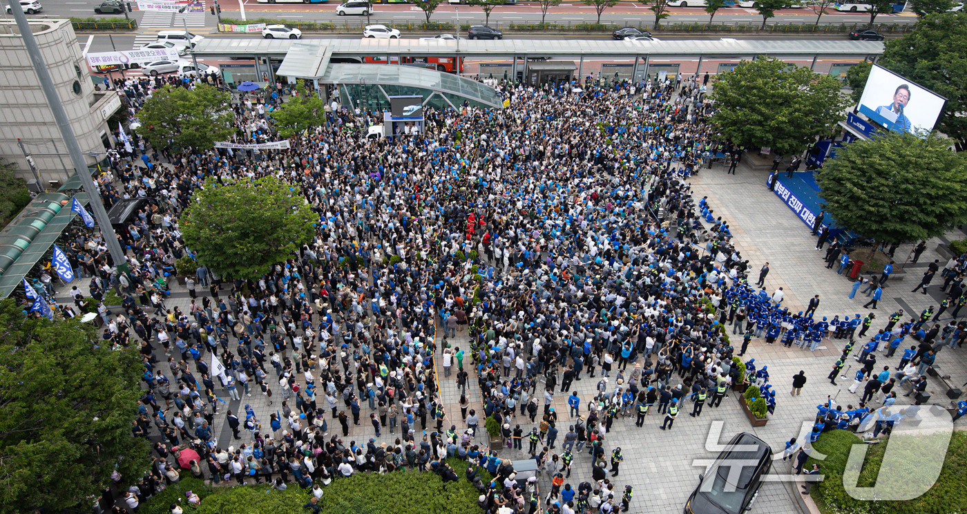 (성남=뉴스1) 이재명 기자 = 이재명 더불어민주당 대통령 후보가 2일 오후 경기도 성남시 분당구 야탑역 광장에서 시민들에게 지지를 호소하고 있다. 2025.6.2/뉴스1