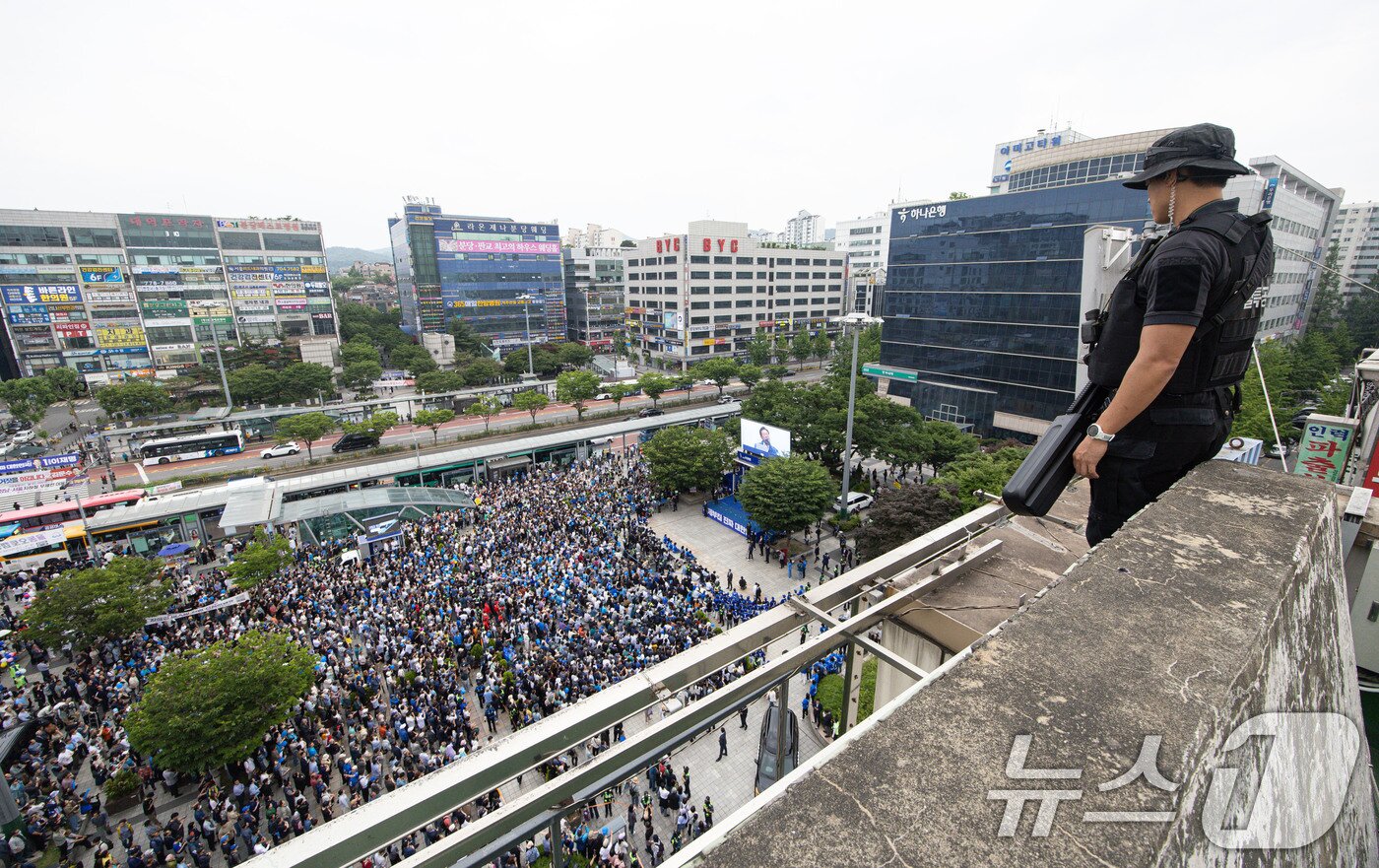 본문 이미지 - 2일 오후 경기도 성남시 분당구 야탑역 광장에서 열린 이재명 더불어민주당 대통령 후보 유세에서 경찰특공대원들이 드론 재밍 장비를 들고 경비 근무를 서고 있다. 2025.6.2/뉴스1 ⓒ News1 이재명 기자