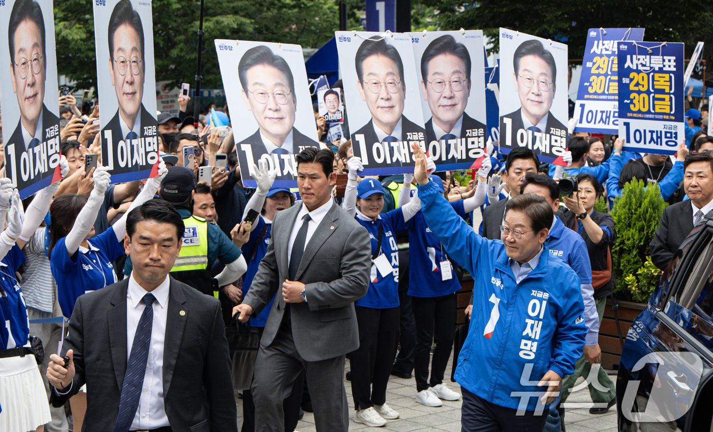 (성남=뉴스1) 이재명 기자 = 이재명 더불어민주당 대통령 후보가 2일 오후 경기도 성남시 분당구 야탑역 광장에서 유세를 마친 후 시민들에게 인사하고 있다. 2025.6.2/뉴스1 …