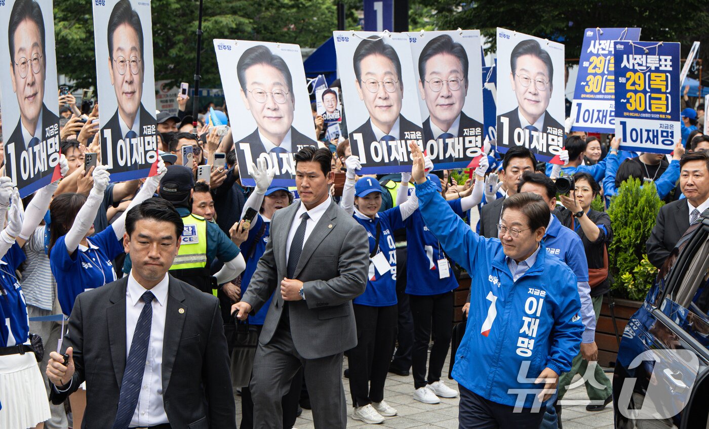 본문 이미지 - 이재명 더불어민주당 대통령 후보가 2일 오후 경기도 성남시 분당구 야탑역 광장에서 유세를 마친 후 시민들에게 인사하고 있다. 2025.6.2/뉴스1 ⓒ News1 이재명 기자