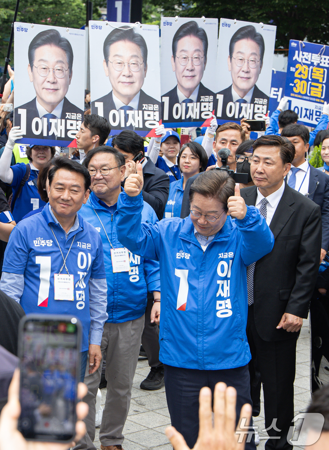 (성남=뉴스1) 이재명 기자 = 이재명 더불어민주당 대통령 후보가 2일 오후 경기도 성남시 분당구 야탑역 광장에서 유세를 마친 후 시민들에게 인사하고 있다. 2025.6.2/뉴스1 …