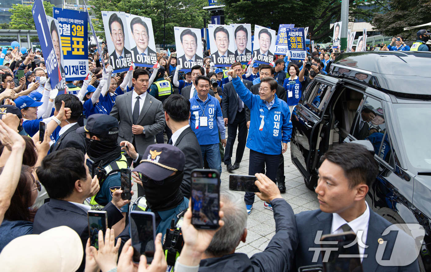 (성남=뉴스1) 이재명 기자 = 이재명 더불어민주당 대통령 후보가 2일 오후 경기도 성남시 분당구 야탑역 광장에서 유세를 마친 후 시민들에게 인사하고 있다. 2025.6.2/뉴스1 …