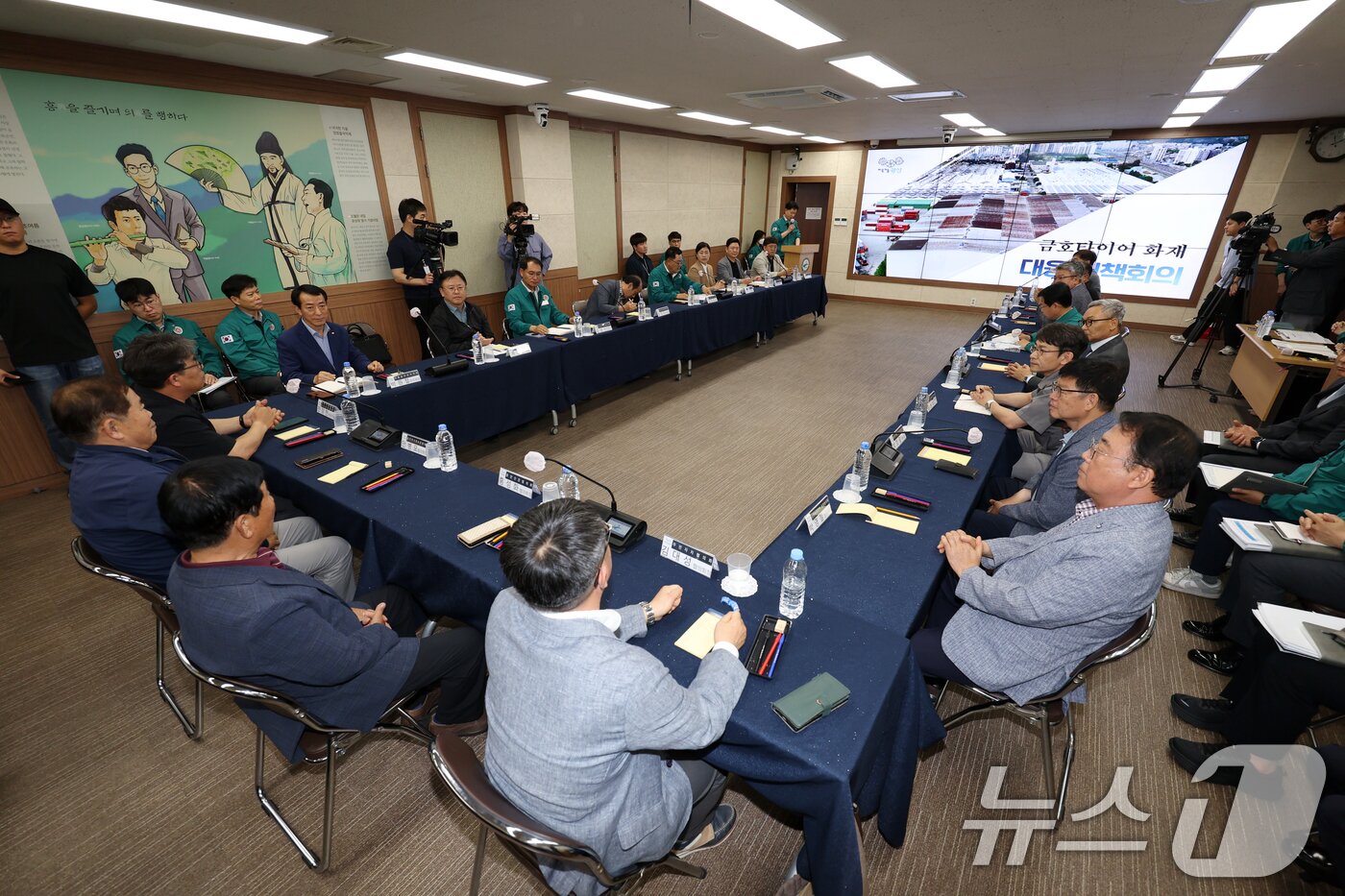 본문 이미지 - 2일 오후 광주 광산구청 상황실에서 &#39;금호타이어 대응 대책회의&#39;가 열리고 있다. ⓒ News1 이승현 기자