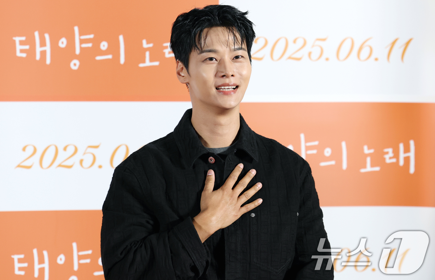 (서울=뉴스1) 권현진 기자 = 배우 차학연이 2일 서울 용산구 CGV용산아이파크몰에서 열린 영화 '태양의 노래'(감독 조영준) 언론시사회에 참석해 인사를 하고 있다.'태양의 노래 …