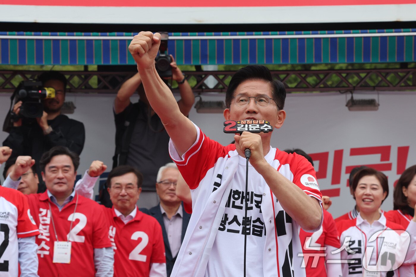 본문 이미지 - 김문수 국민의힘 대통령 후보가 2일 오후 부산 동구 부산역 광장에서 열린 유세에서 시민들에게 지지를 호소하고 있다. &#40;공동취재&#41; 2025.6.2/뉴스1 ⓒ News1 윤일지 기자