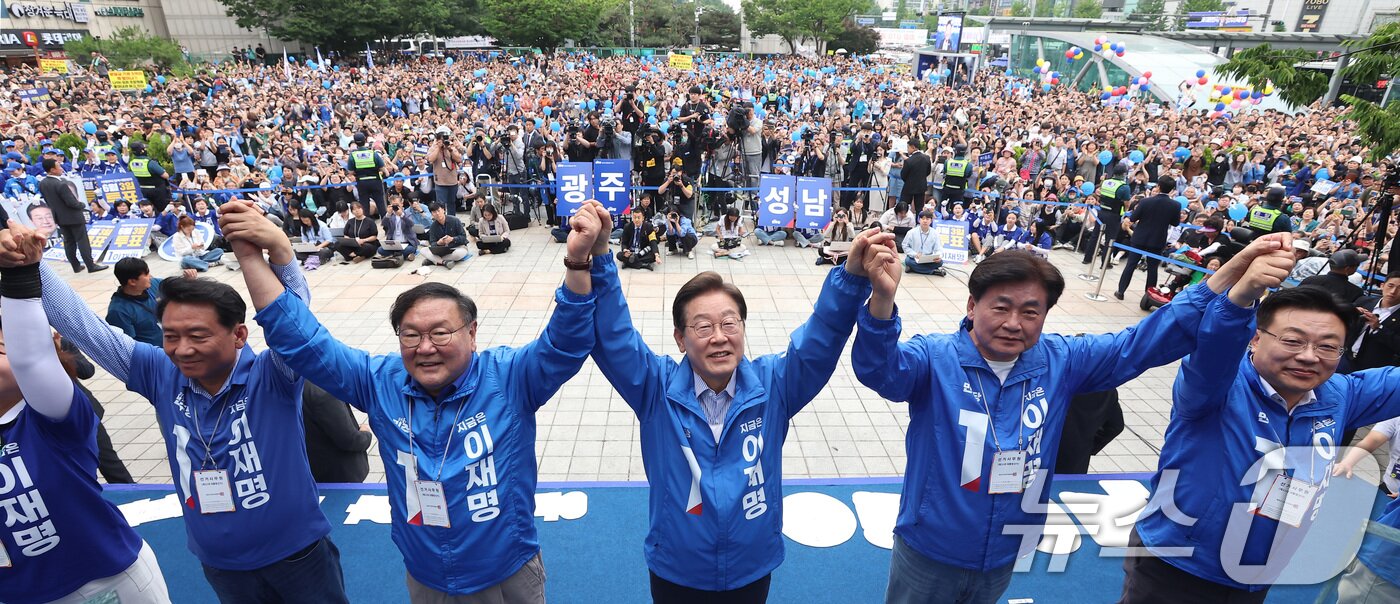 본문 이미지 - 2일 오후 경기도 성남시 분당구 야탑역 광장에서 열린 이재명 더불어민주당 대통령 후보 유세에서 시민들에게 인사를 하고 있다. &#40;공동취재&#41; 2025.6.2/뉴스1 ⓒ News1 이재명 기자