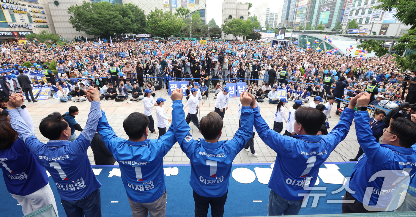 (성남=뉴스1) 이재명 기자 = 2일 오후 경기도 성남시 분당구 야탑역 광장에서 열린 이재명 더불어민주당 대통령 후보 유세에서 시민들에게 인사를 하고 있다. (공동취재) 2025. …