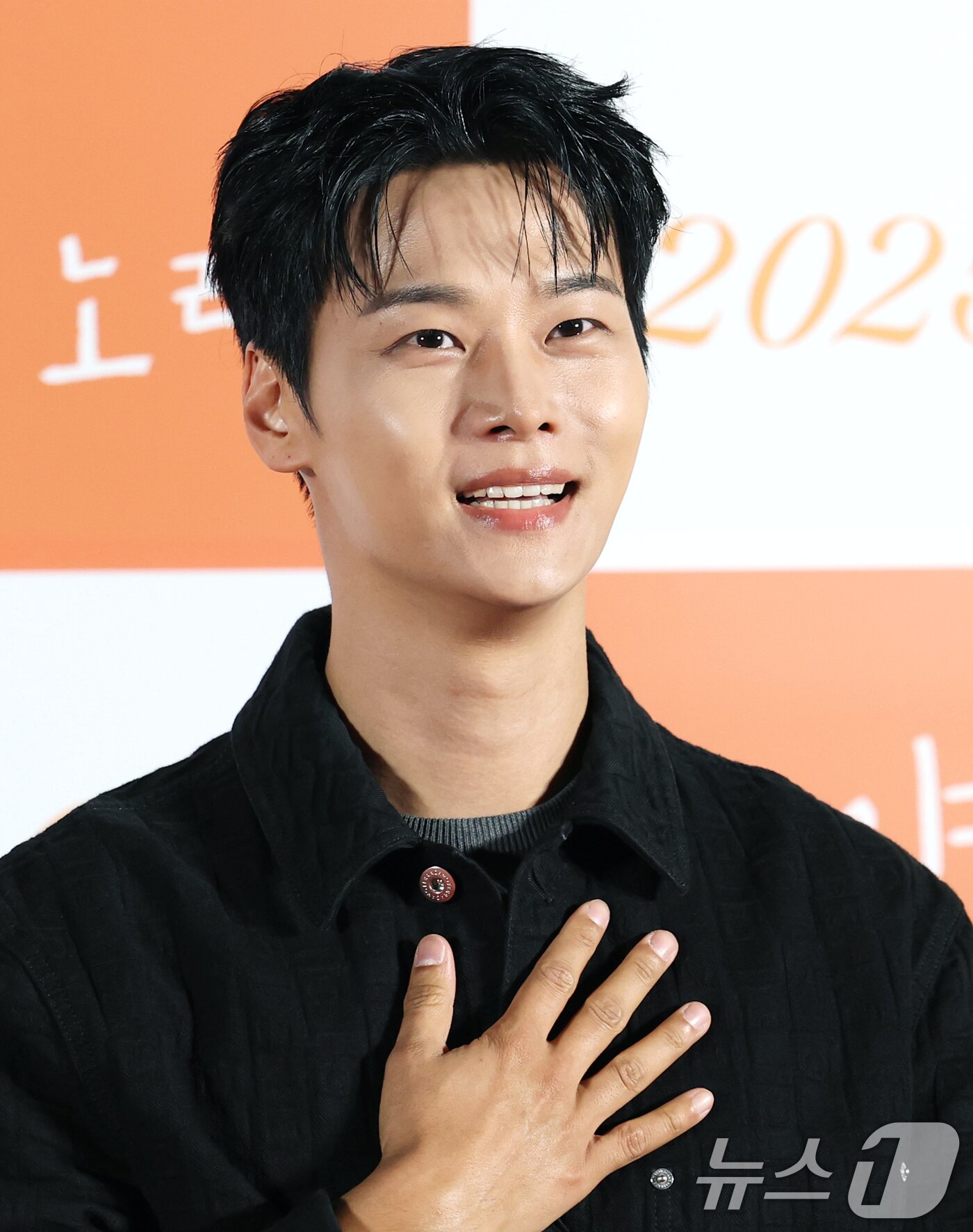 본문 이미지 - 배우 차학연이 2일 서울 용산구 CGV용산아이파크몰에서 열린 영화 '태양의 노래'(감독 조영준) 언론시사회에 참석해 인사를 하고 있다. '태양의 노래'는 한밤중에만 데이트할 수 있는 미솔(정지소 분)과 민준(차학연 분)이 음악을 통해 서로 사랑에 빠지며 함께 꿈을 이루기 위해 도전해 나가는 뮤직 로맨스다. 2025.6.2/뉴스1 ⓒ News1 권현진 기자