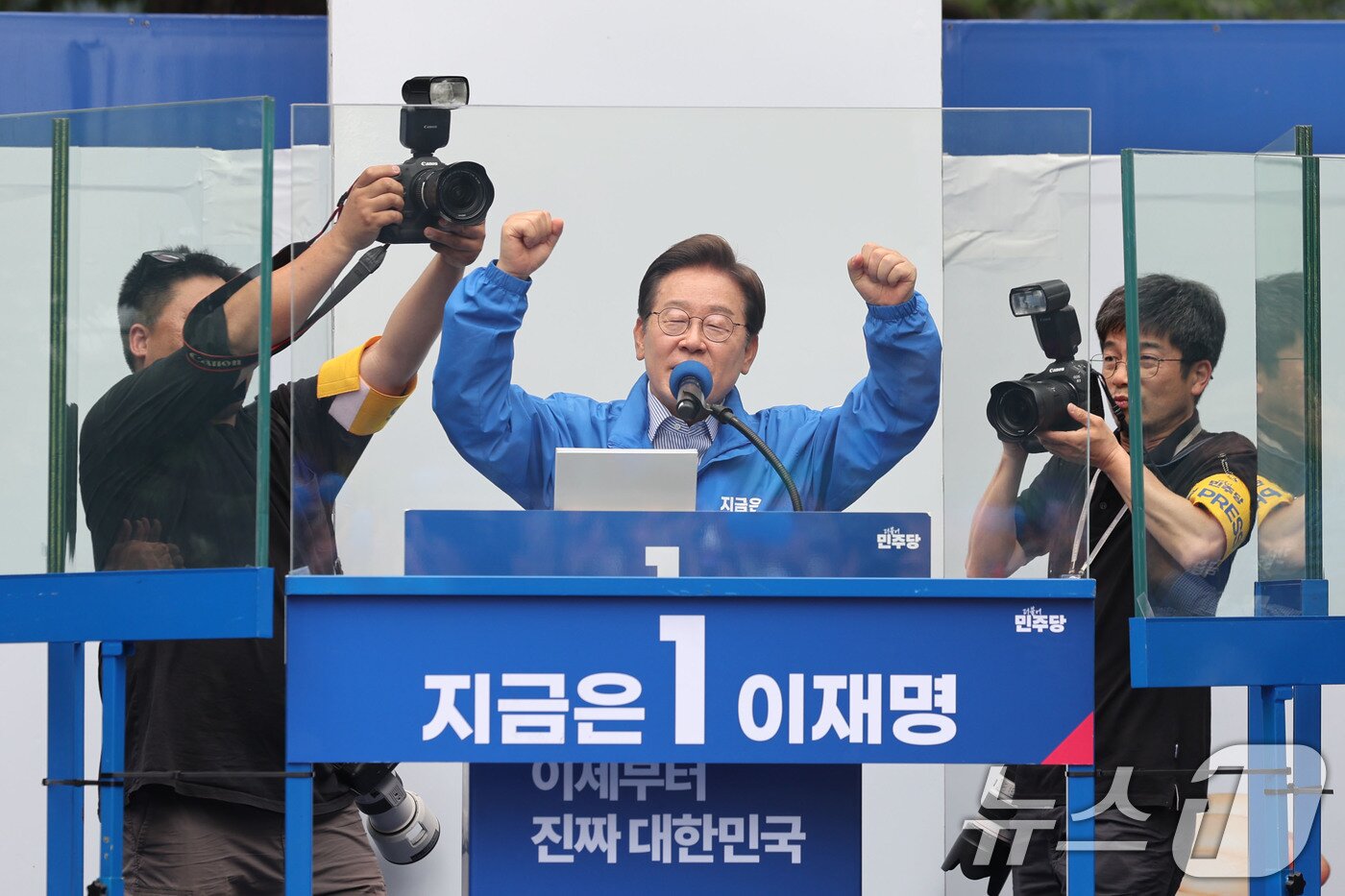 본문 이미지 - 이재명 대통령이 후보 시절이던  2일 오후 경기도 성남시 분당구 야탑역 광장에서 시민들에게 지지를 호소하고 있다. &#40;공동취재&#41; 2025.6.2/뉴스1 ⓒ News1 이재명 기자