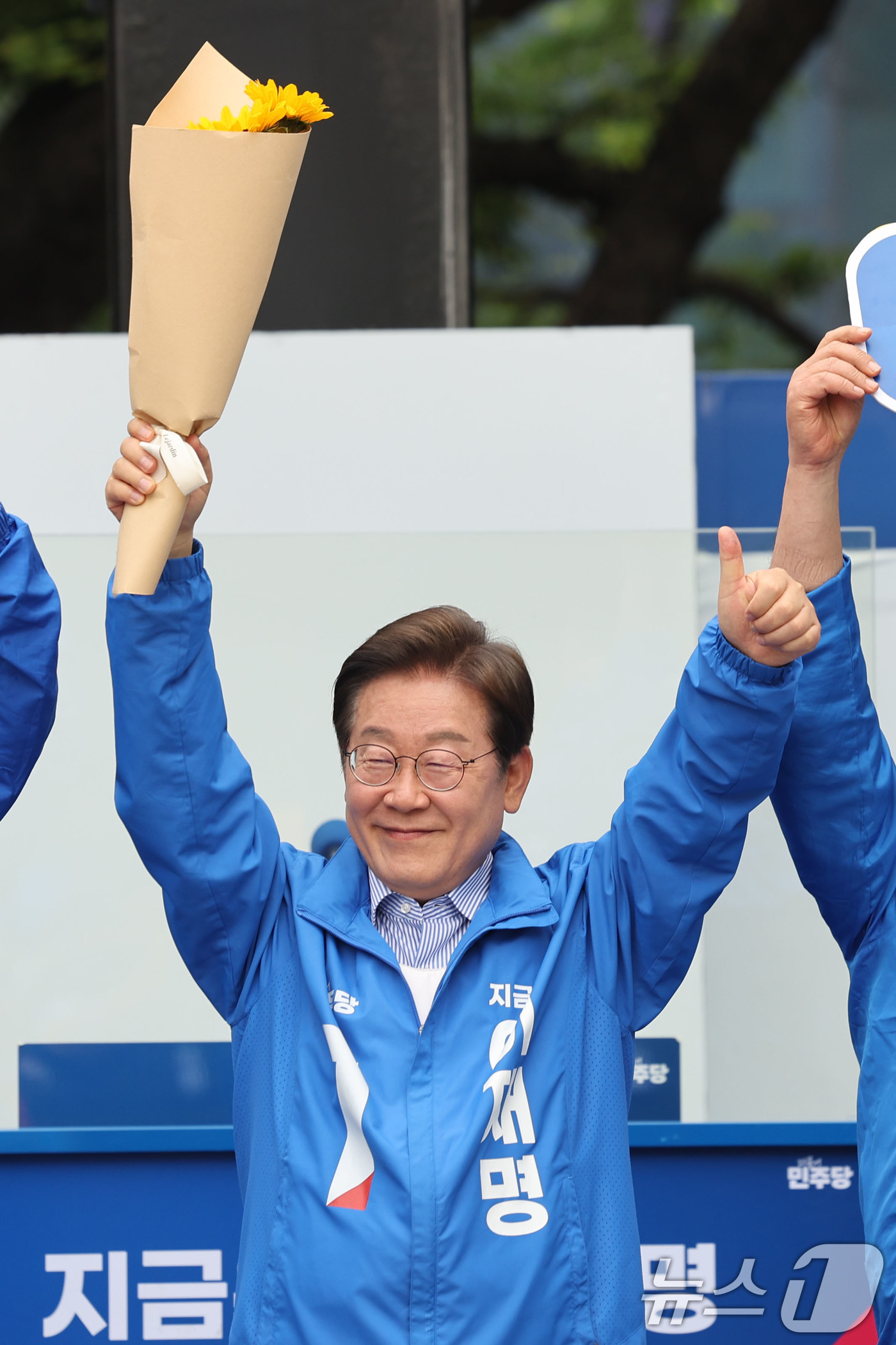 (성남=뉴스1) 이재명 기자 = 이재명 더불어민주당 대통령 후보가 2일 오후 경기도 성남시 분당구 야탑역 광장에서 투표 독려 퍼포먼스를 하고 있다. (공동취재) 2025.6.2/뉴 …