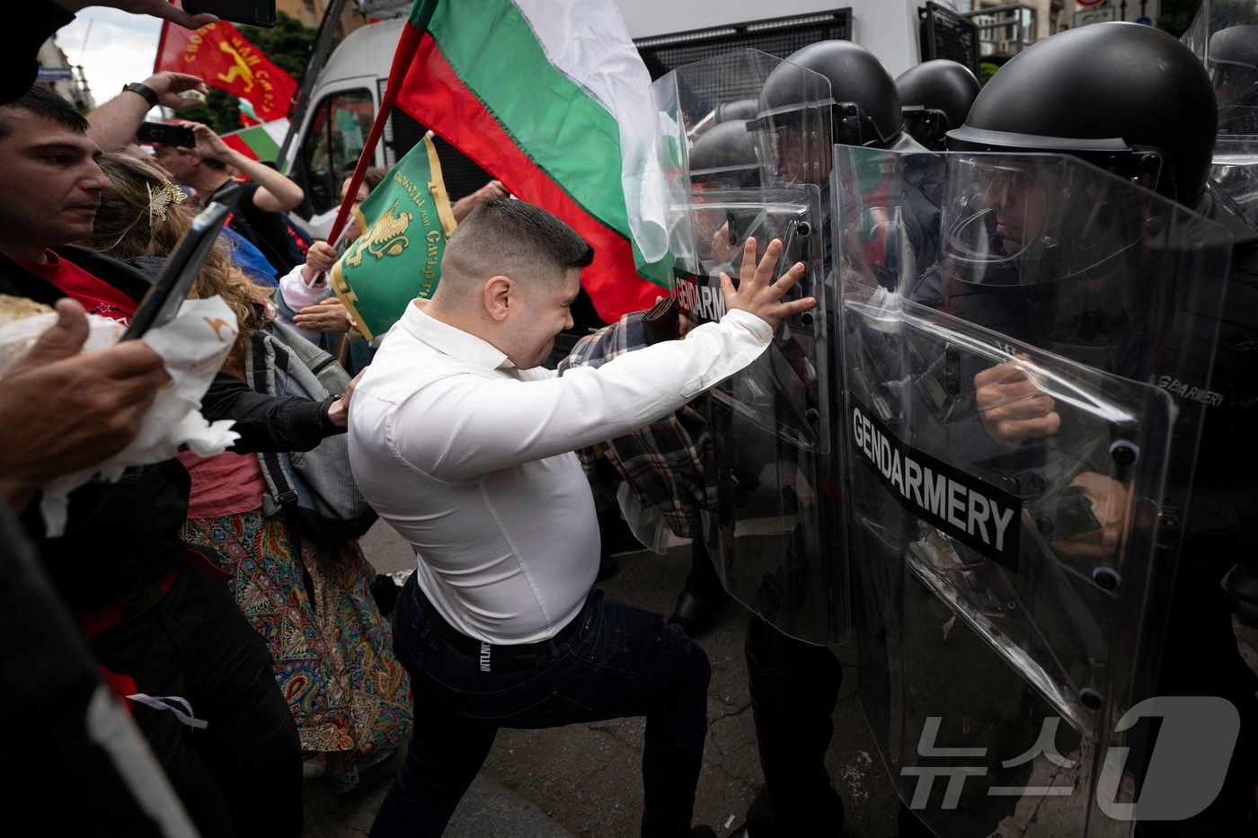 (소피아 AFP=뉴스1) 정지윤 기자 = 31일(현지시간) 불가리아 소피아에서 유로존 가입에 반대하는 시위대가 진압 경찰과 대치하고 있다. 2025.05.31ⓒ AFP=뉴스1