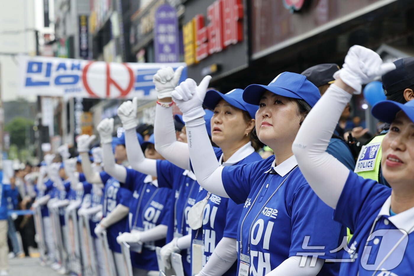 본문 이미지 - 제21대 대통령선거를 하루 앞둔 2일 오후 경기 광명시 철산로데오 광장에서 이재명 더불어민주당 대통령 후보 선거운동원들이 유세를 펼치고 있다. 2025.6.2/뉴스1 ⓒ News1 안은나 기자